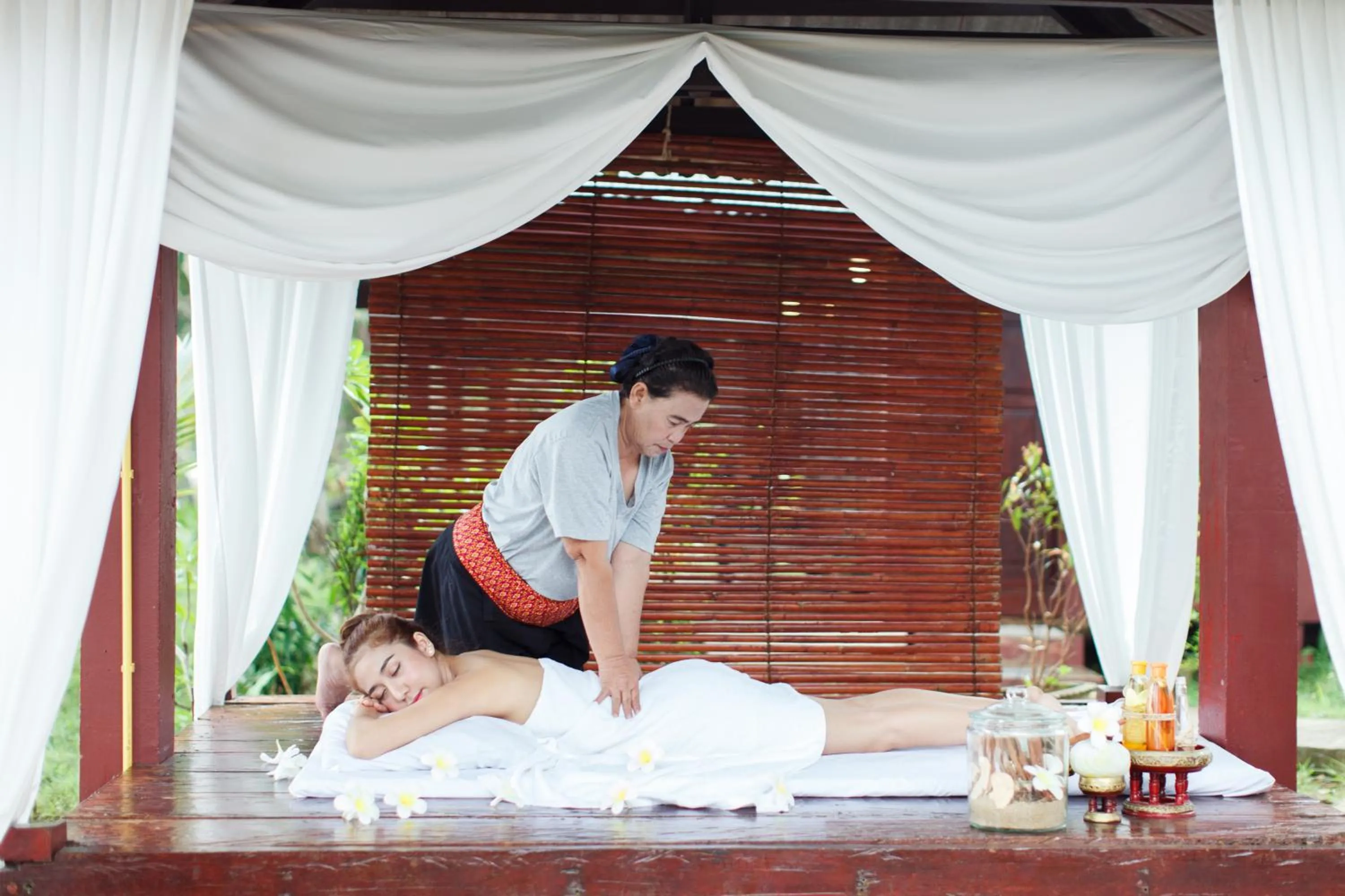 Massage in Yataa Spa and Resort