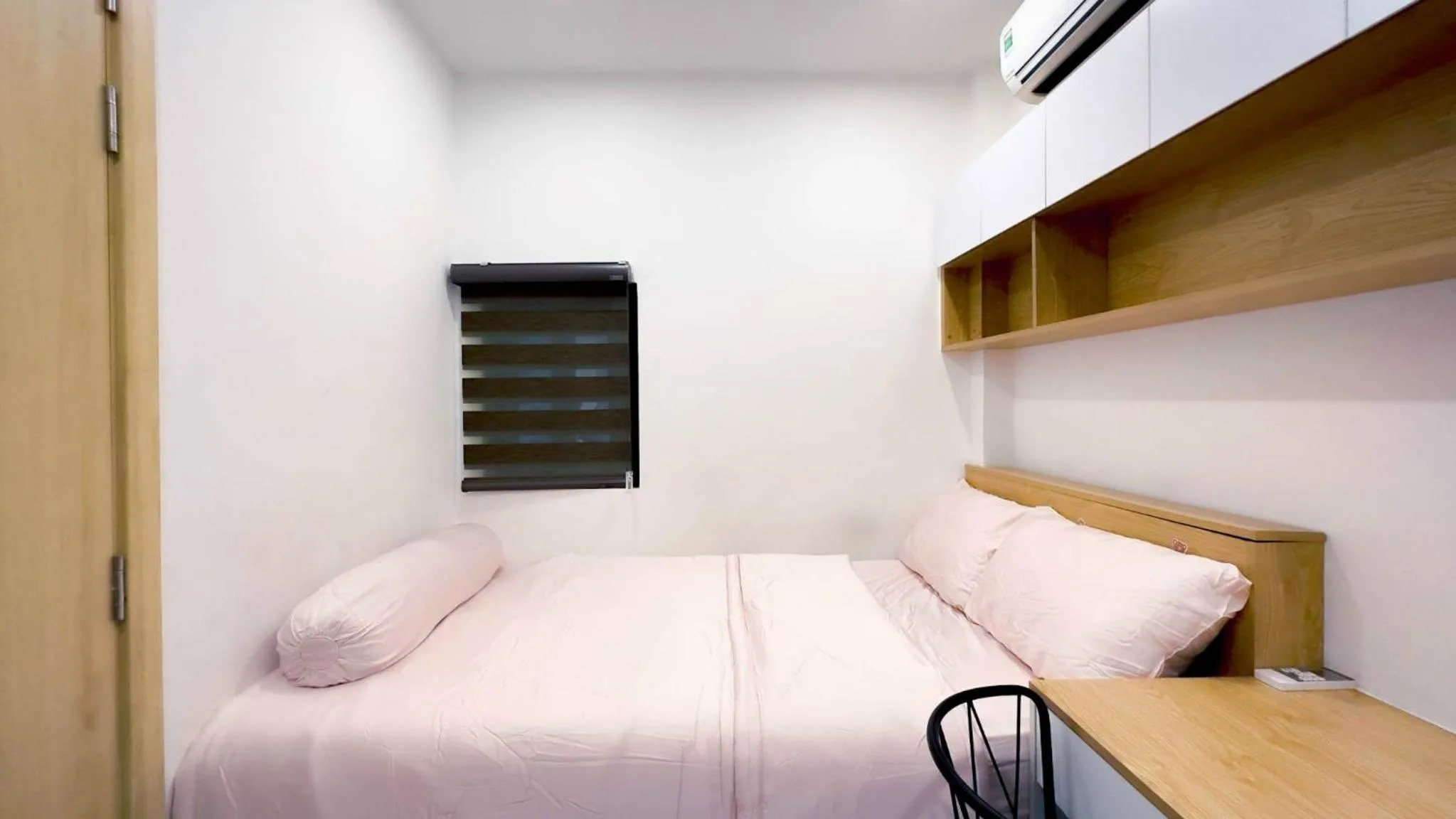 Photo of the whole room, Bed in Lunaria Maison - Local Side