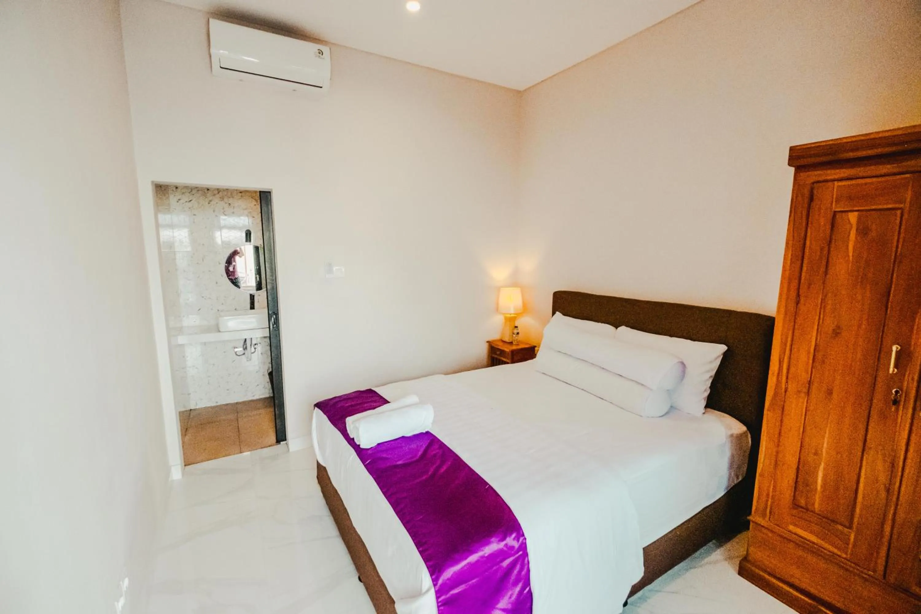 Bed in Turtle Shelter Guest House