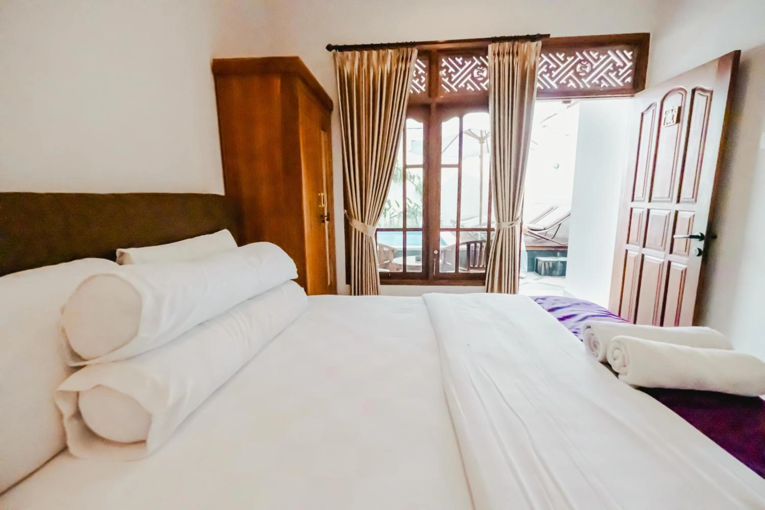 Bed in Turtle Shelter Guest House