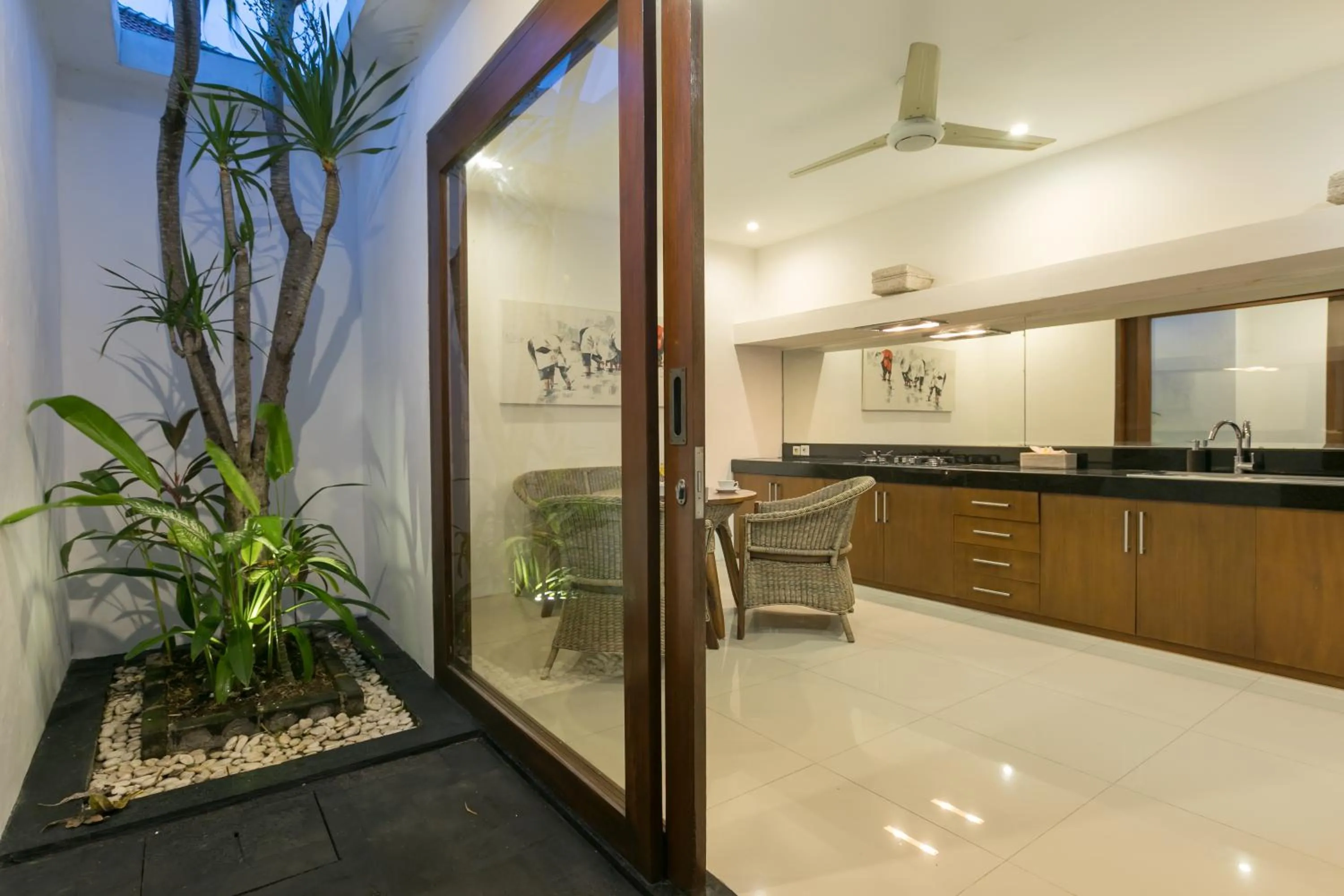 Kitchen or kitchenette in Anari Villas Kuta by The Wina Resorts