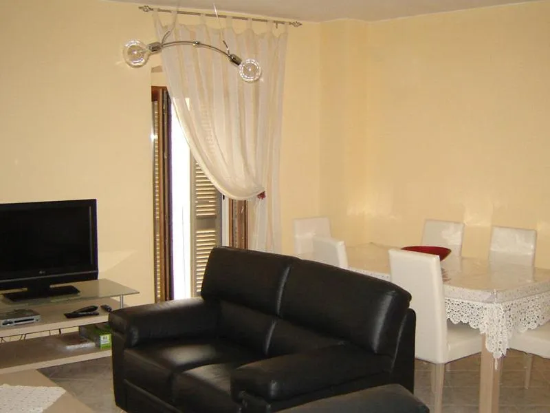 Communal lounge/ TV room in Bed & Breakfast da Tina