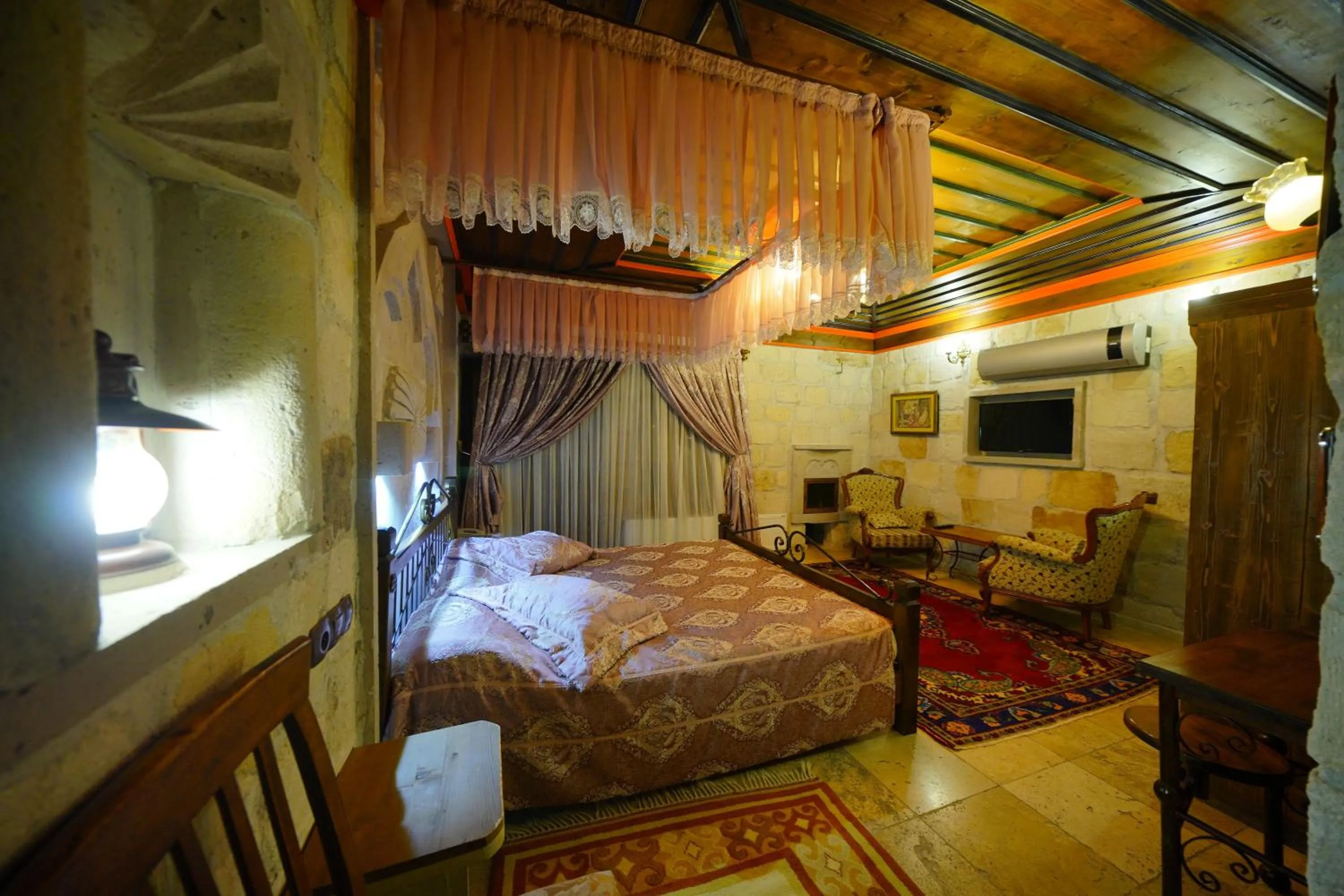 Photo of the whole room, Bed in Alaturca House