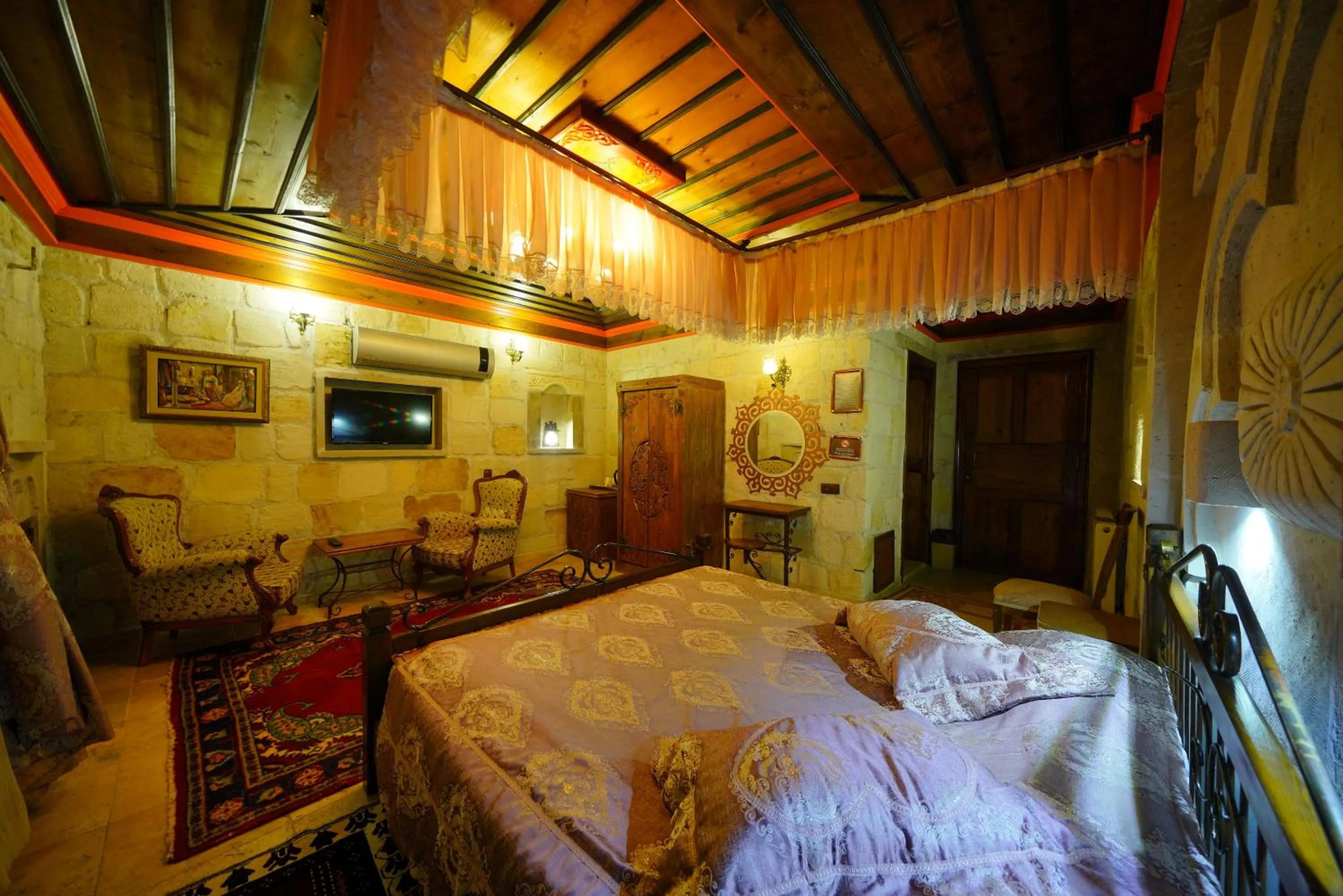 Photo of the whole room, Bed in Alaturca House