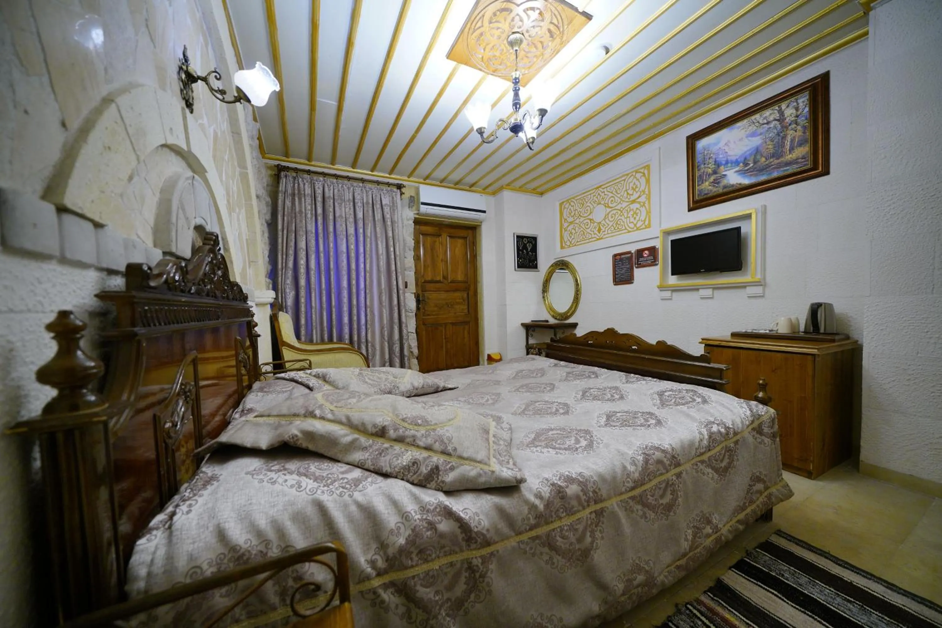 Photo of the whole room, Bed in Alaturca House