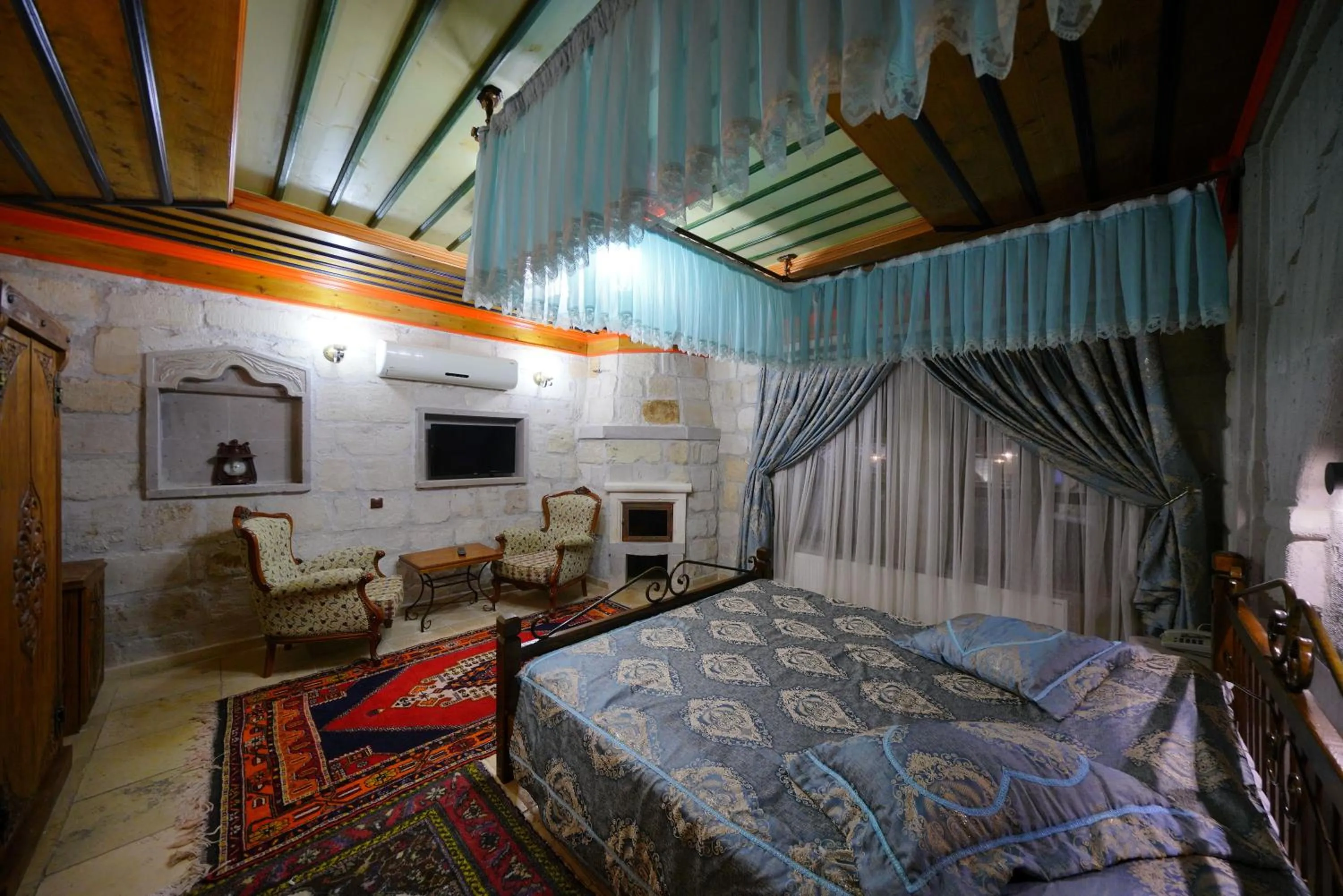 Photo of the whole room, Bed in Alaturca House