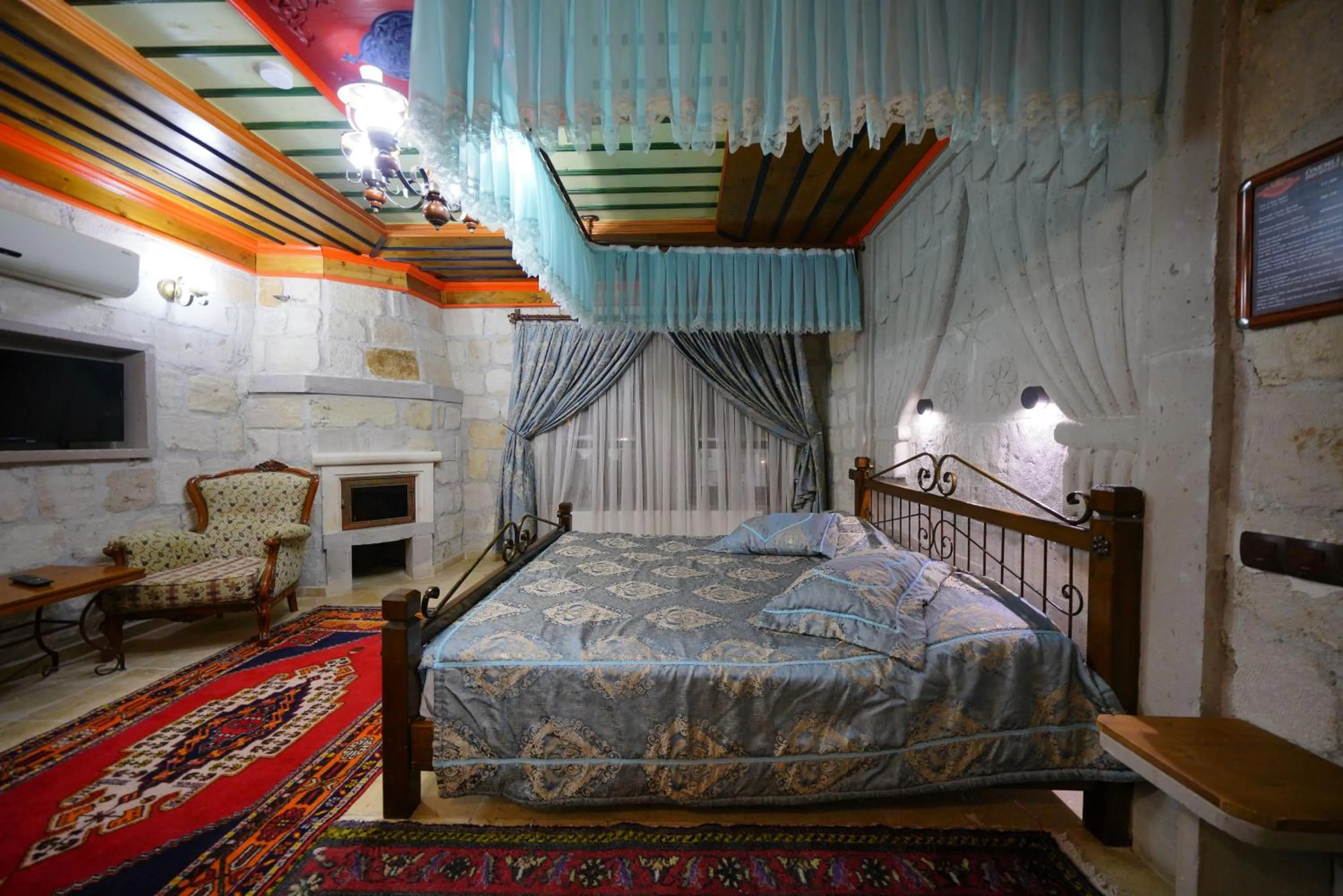 Photo of the whole room, Bed in Alaturca House
