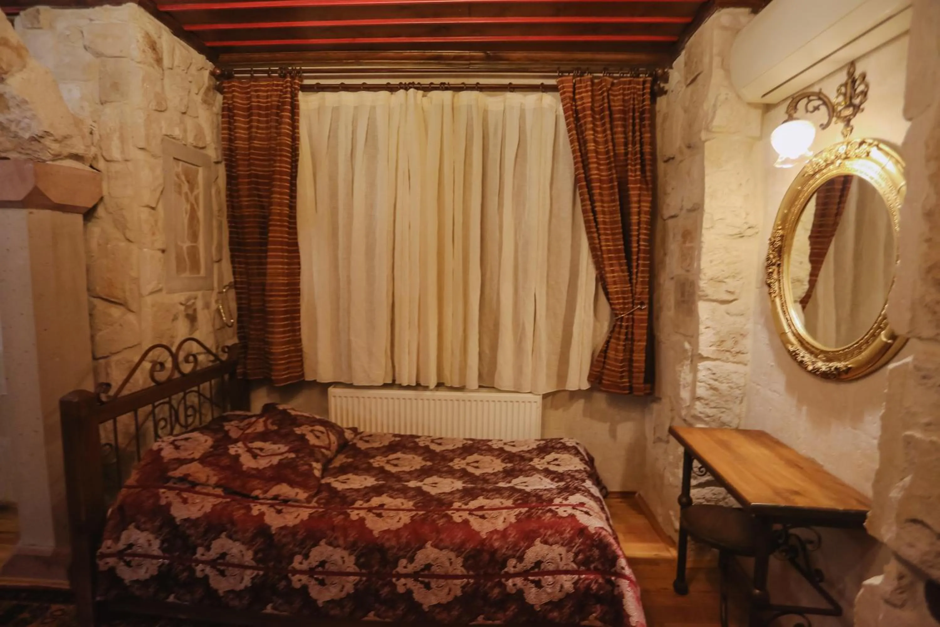 Photo of the whole room, Bed in Alaturca House