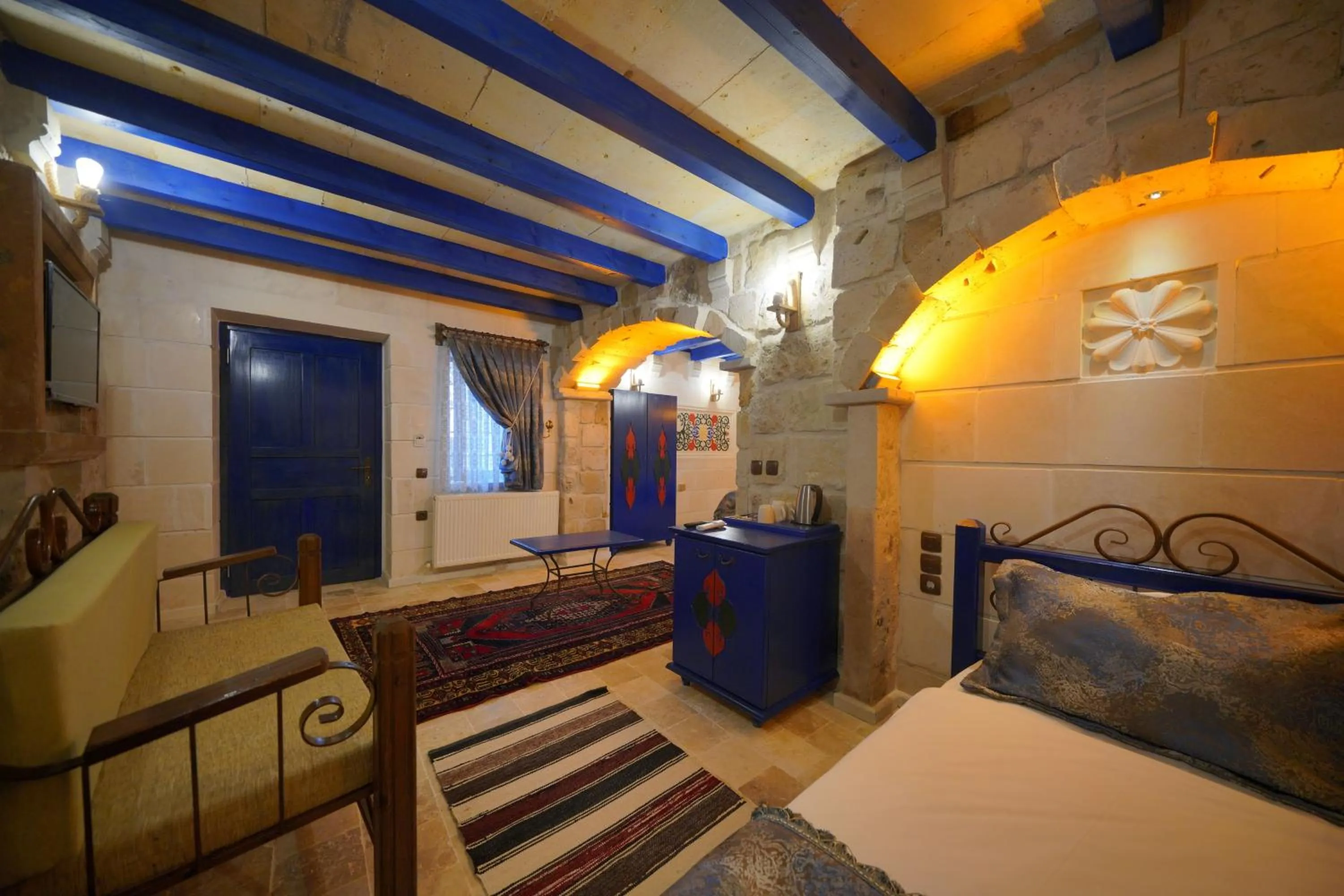 Photo of the whole room, Bed in Alaturca House