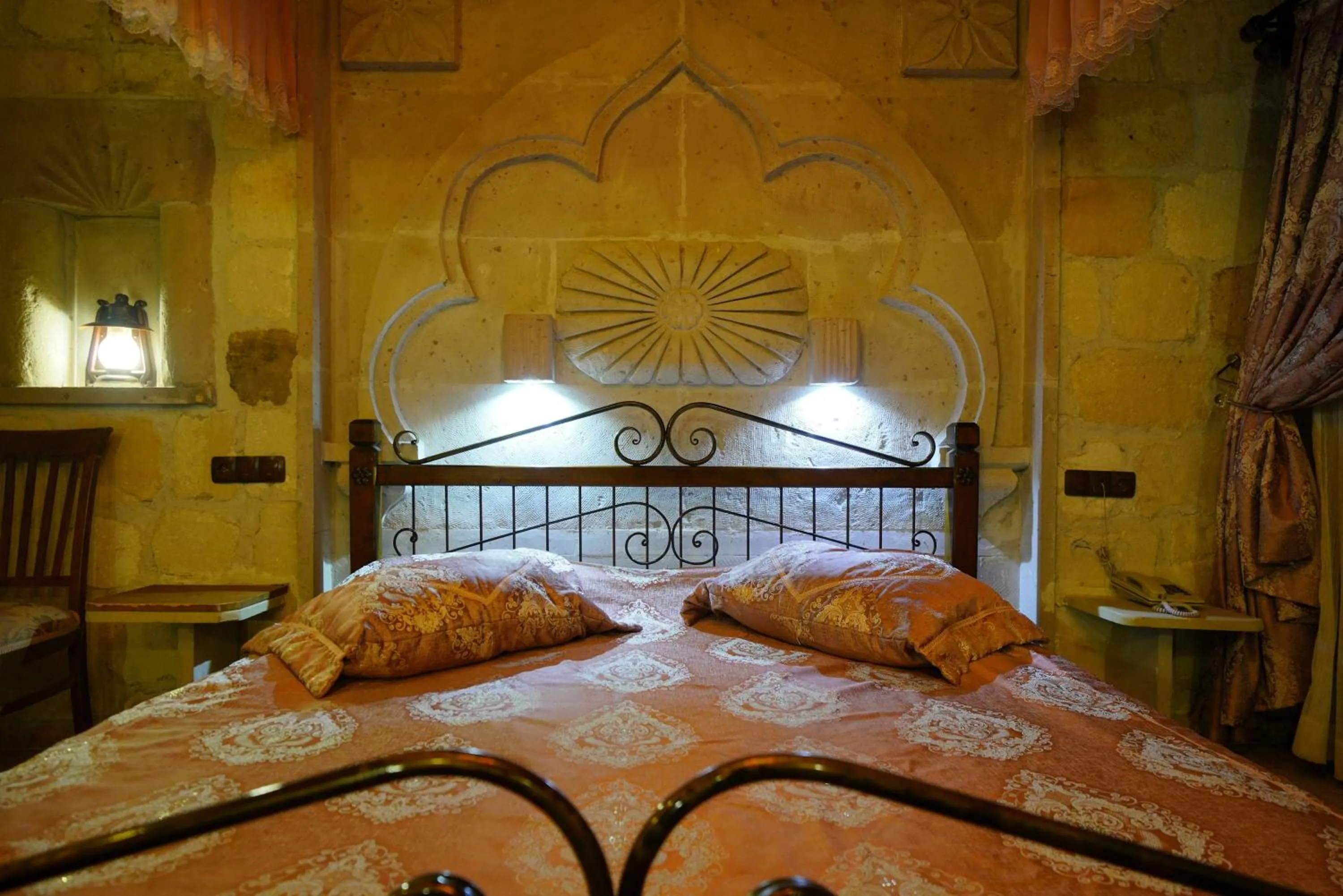 Photo of the whole room, Bed in Alaturca House