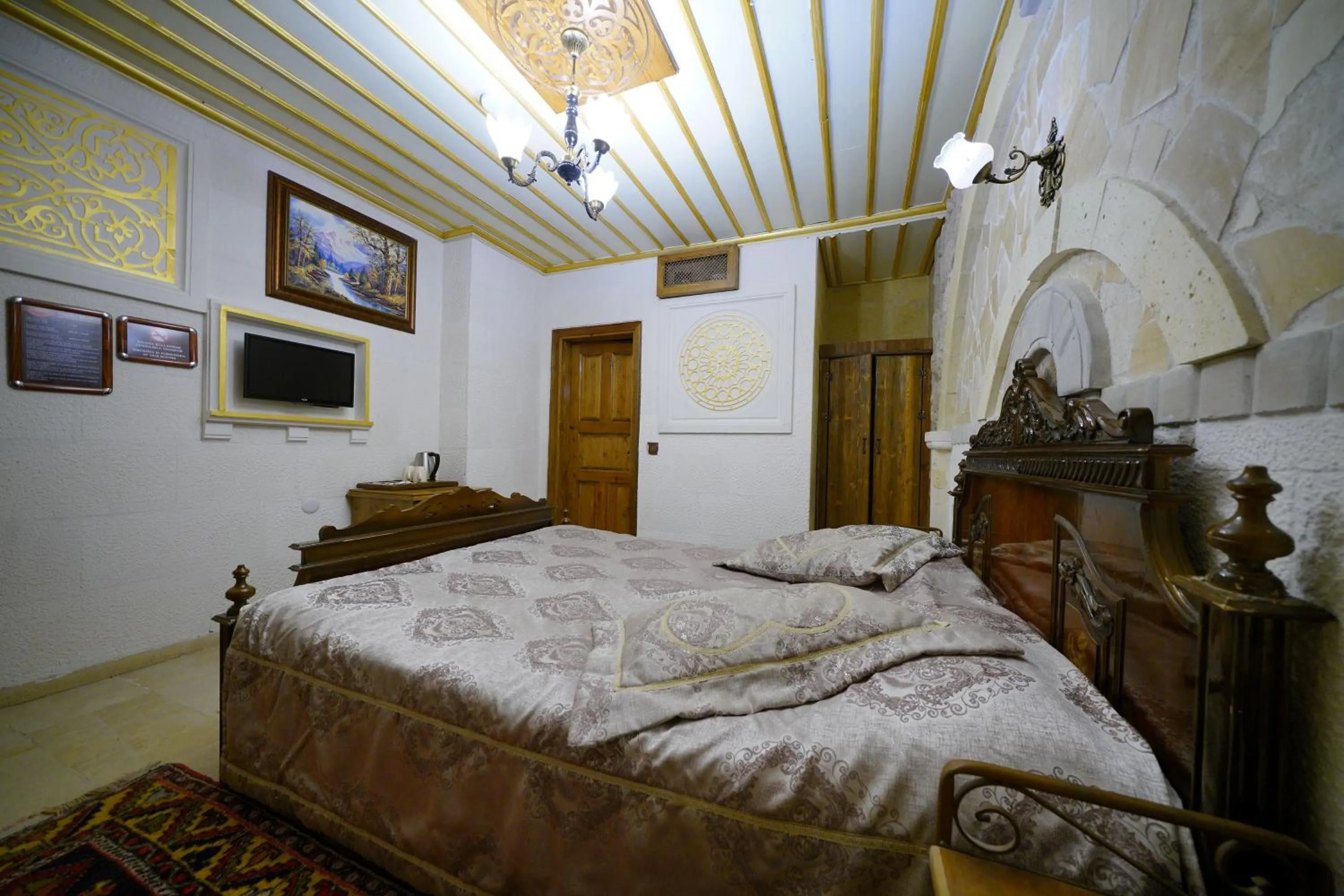 Photo of the whole room, Bed in Alaturca House