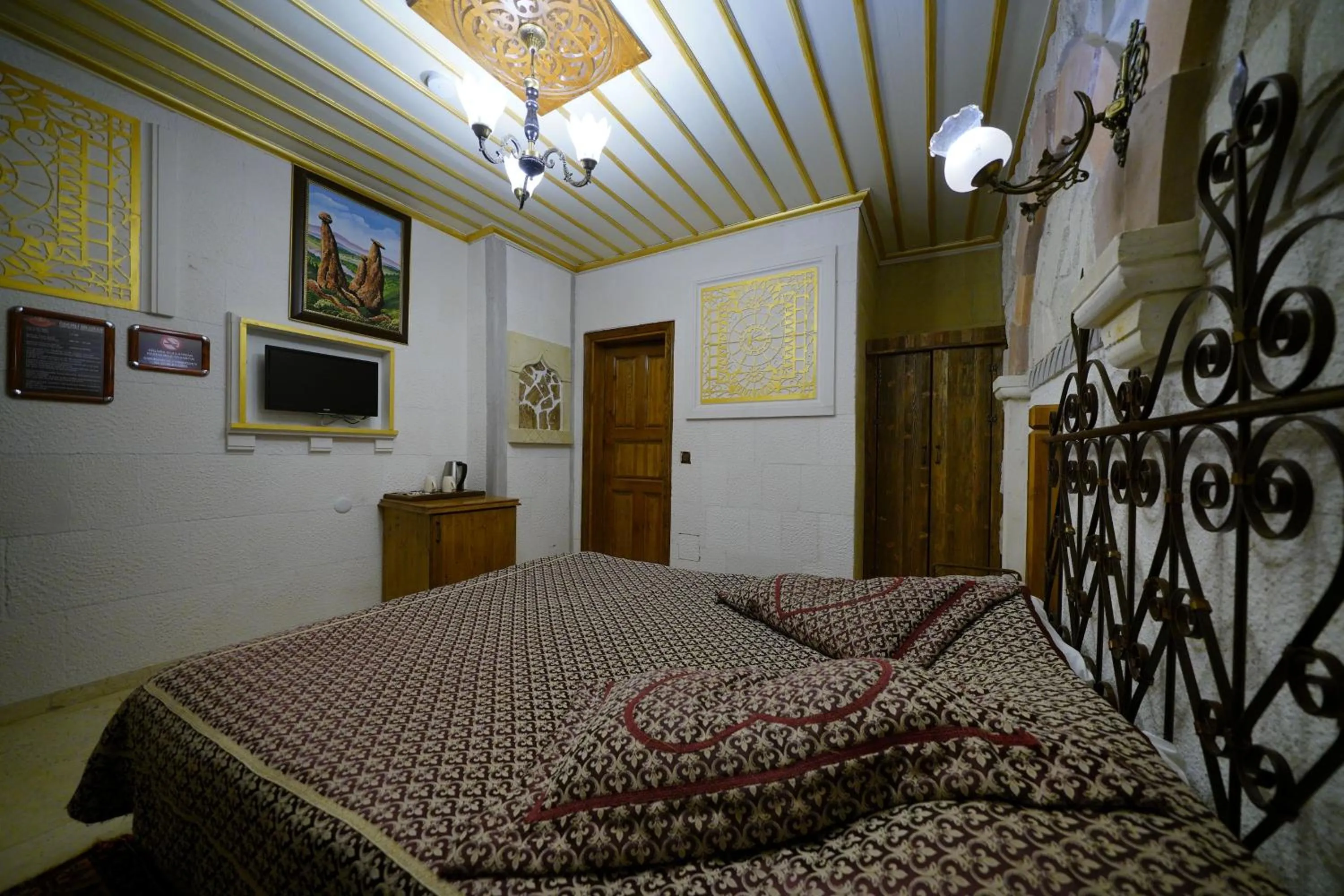Photo of the whole room, Bed in Alaturca House