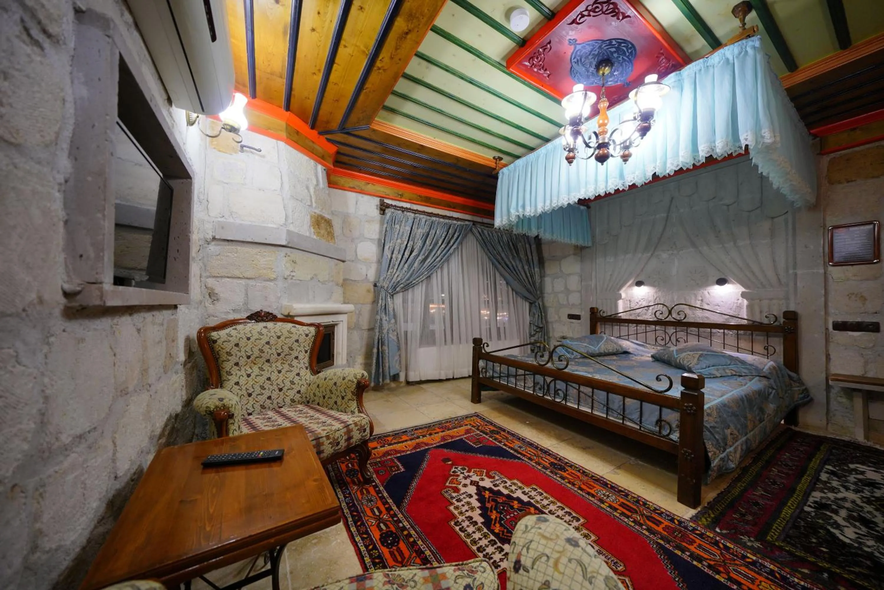 Photo of the whole room, Bed in Alaturca House