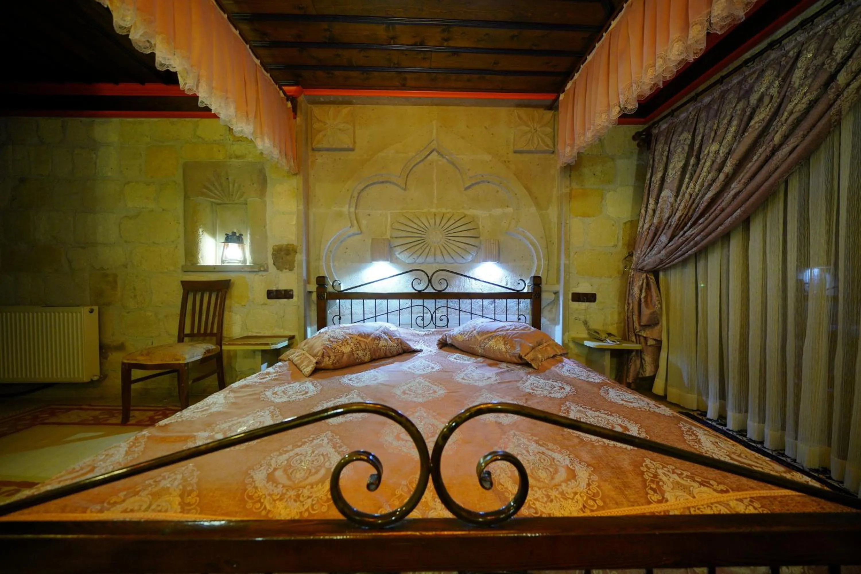 Photo of the whole room, Bed in Alaturca House