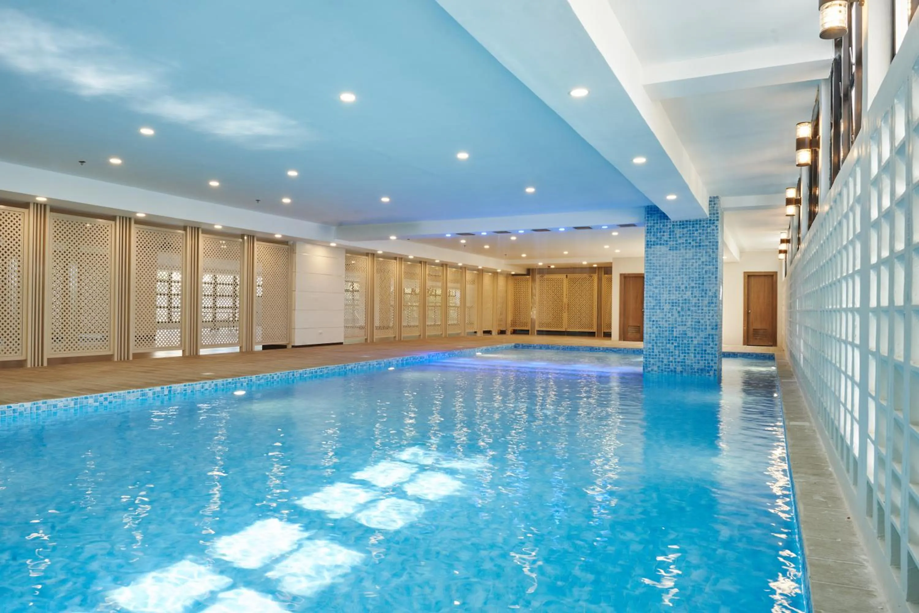 Swimming pool in Treewoods Residences
