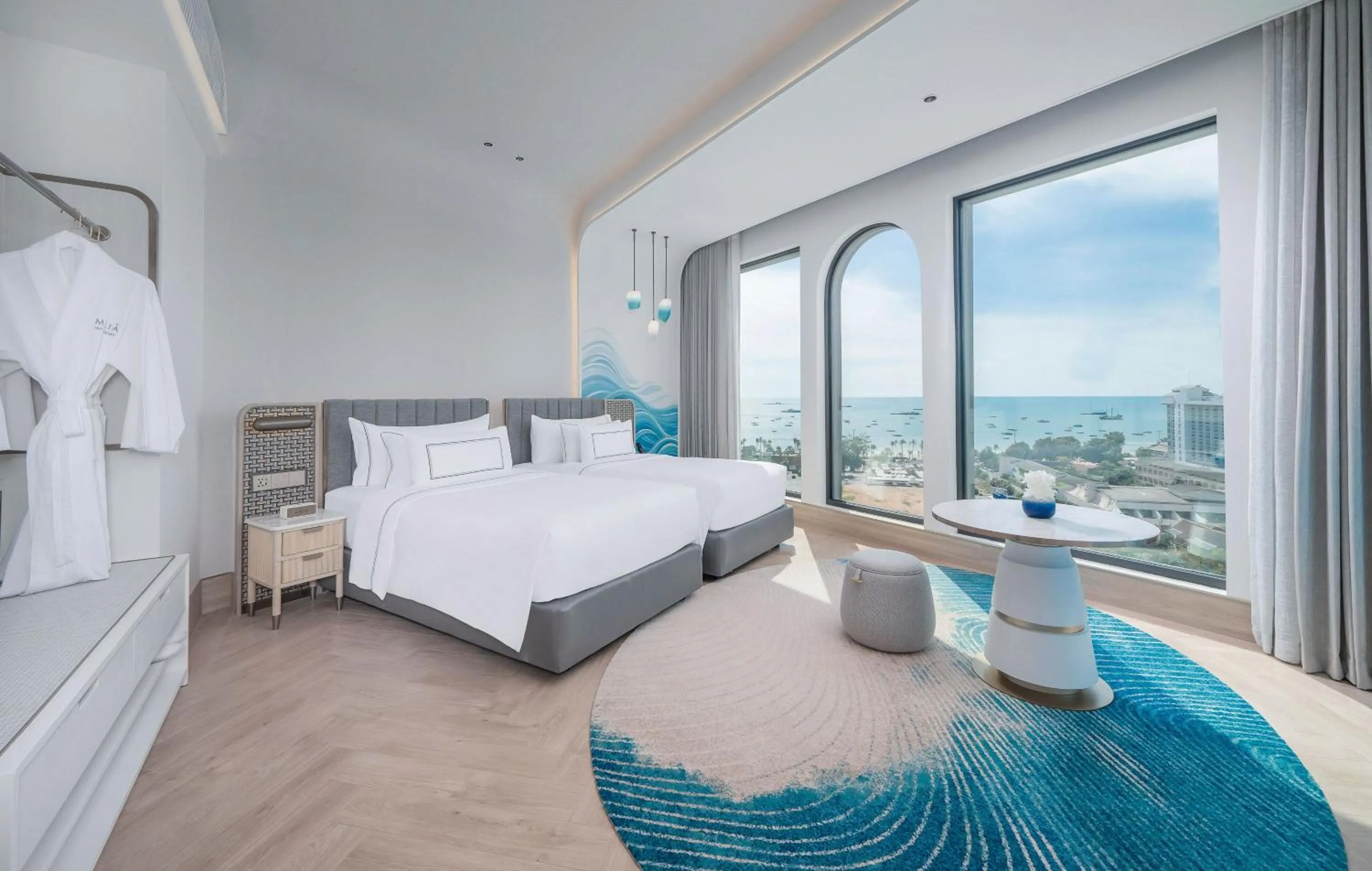 Property building, Bed in Meliá Pattaya Hotel