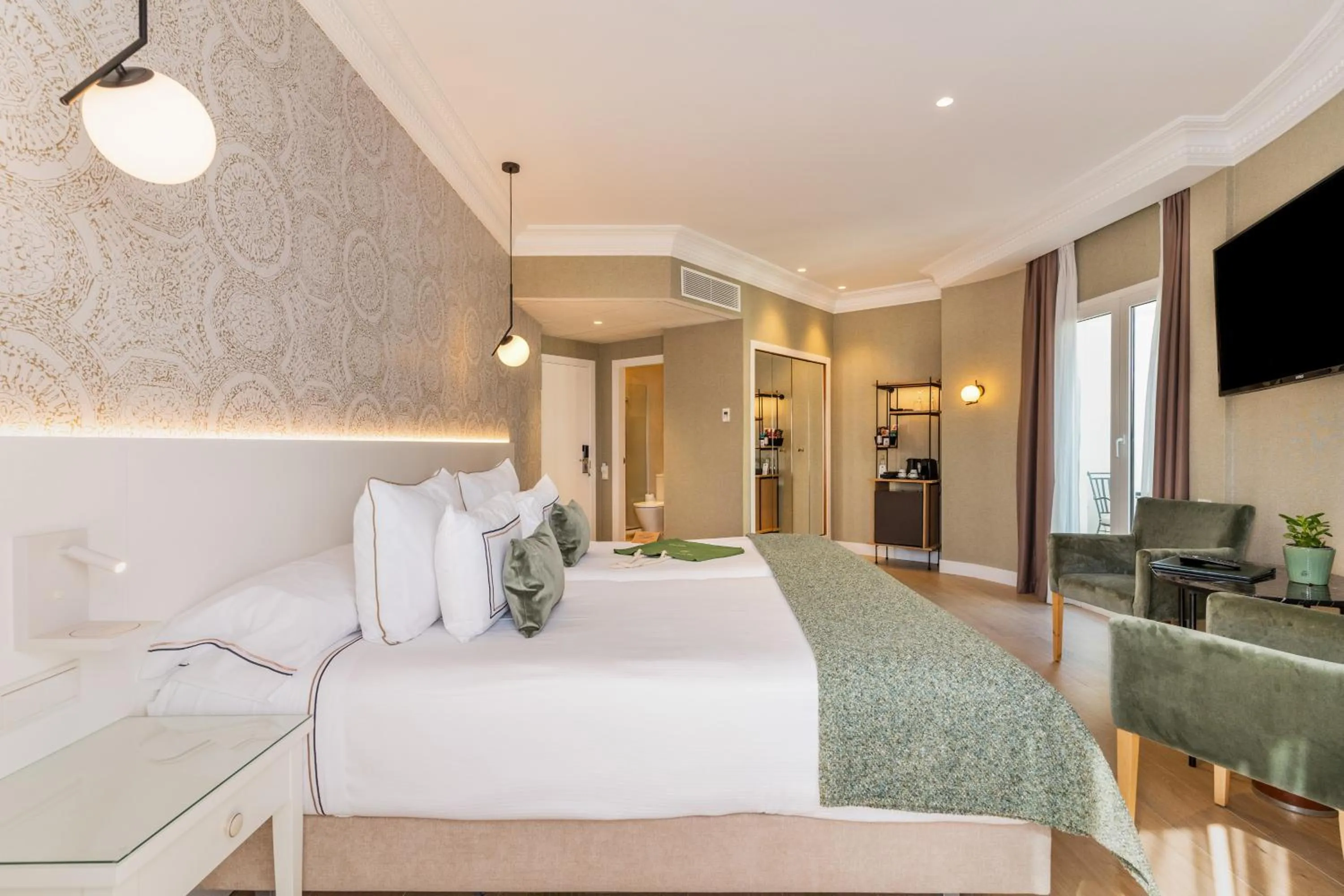 Communal lounge/ TV room, Bed in Melia Plaza Valencia