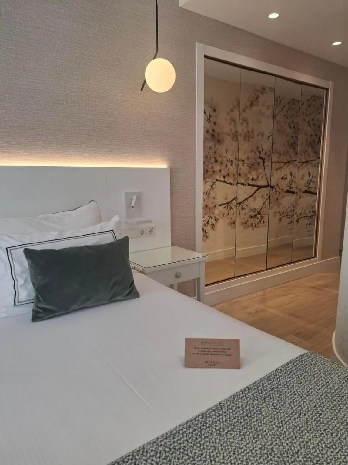 Bedroom, Bed in Melia Plaza Valencia