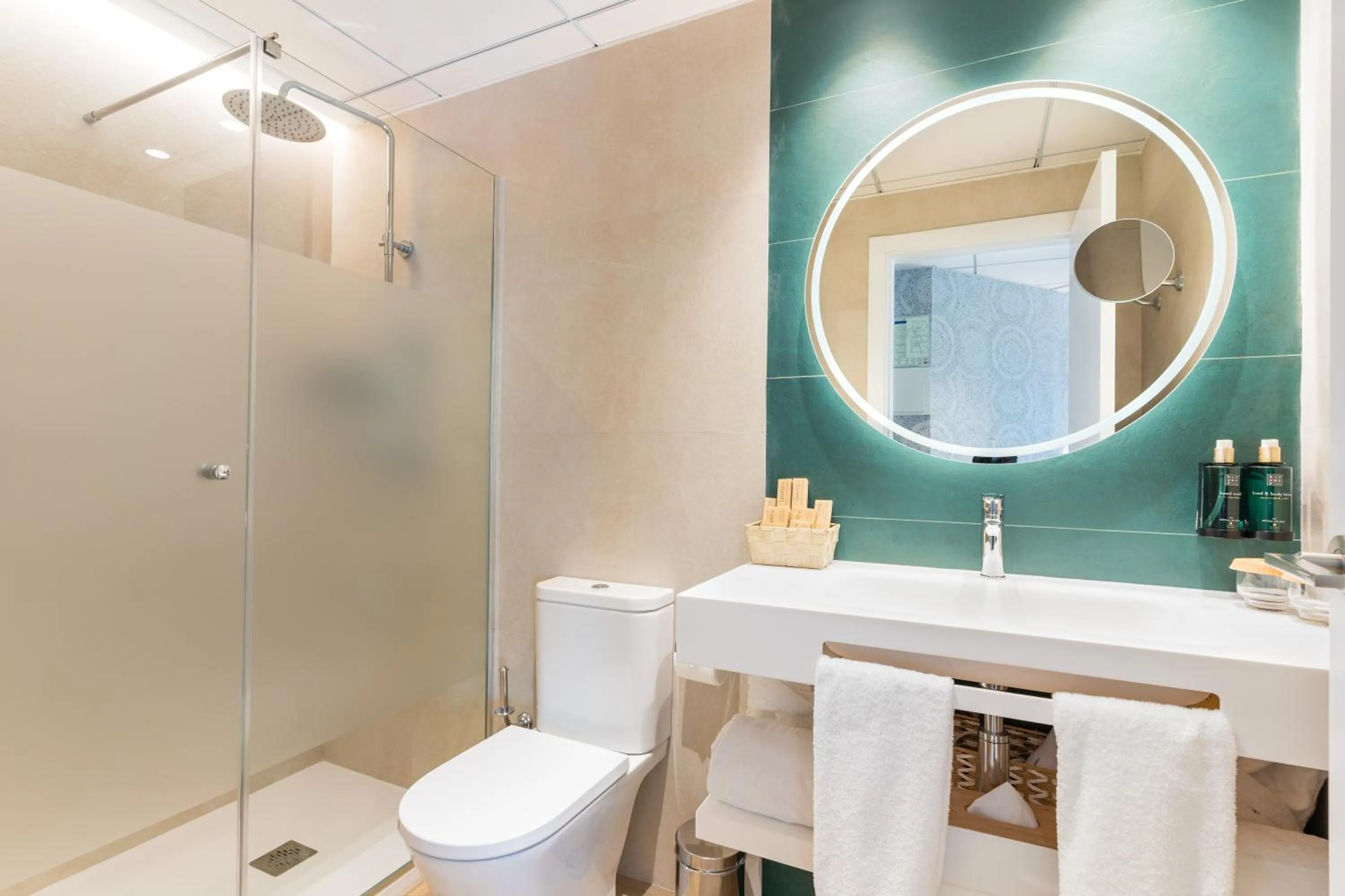 Shower in Melia Plaza Valencia