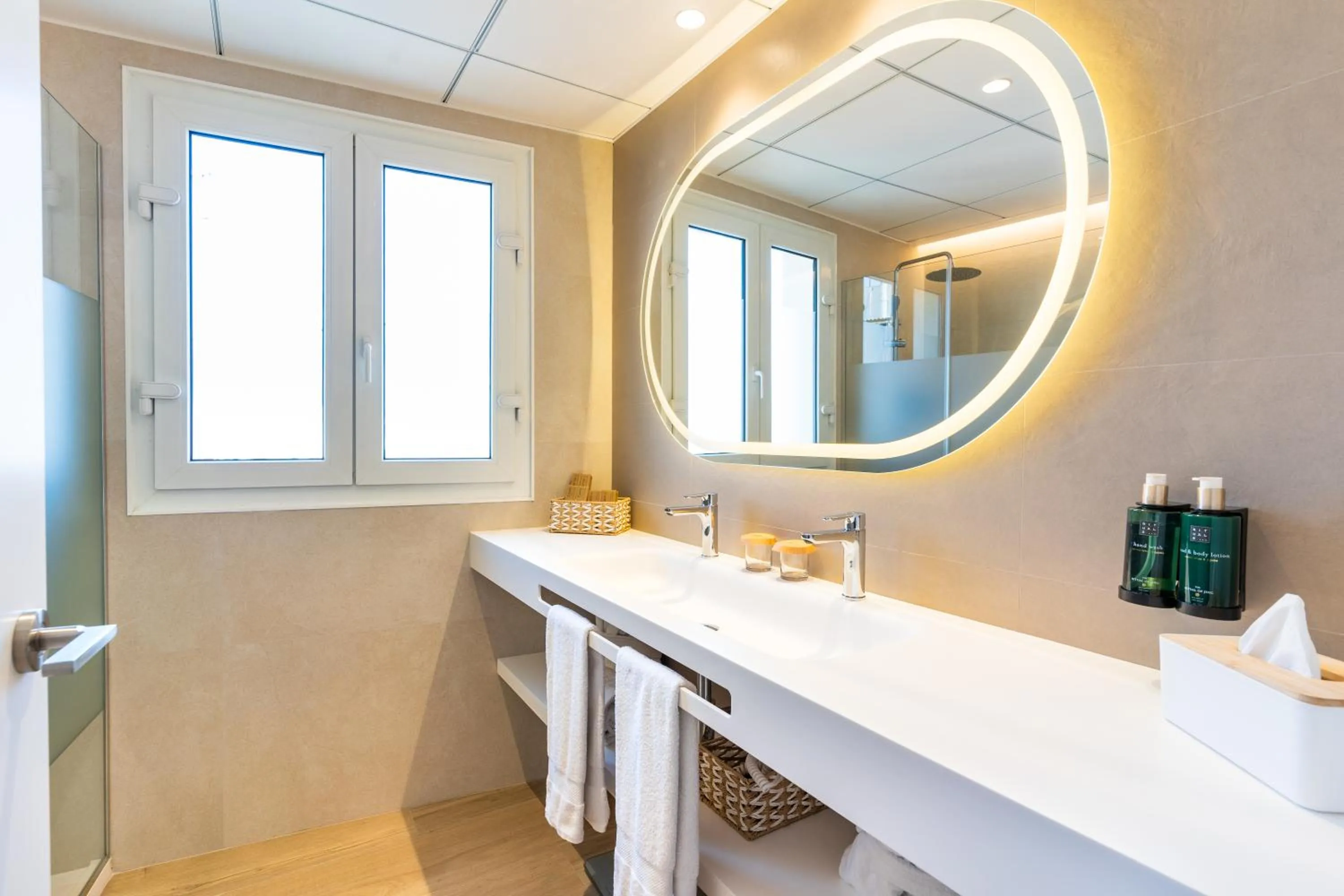 Bathroom in Melia Plaza Valencia