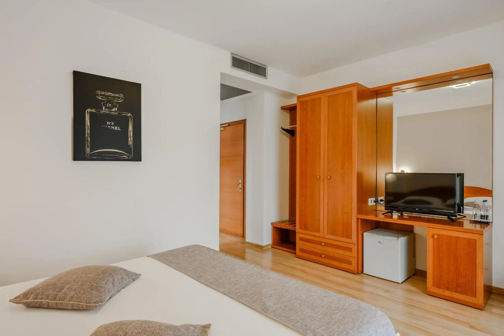 Photo of the whole room, Bed in Hotel Nuova Barcaccia