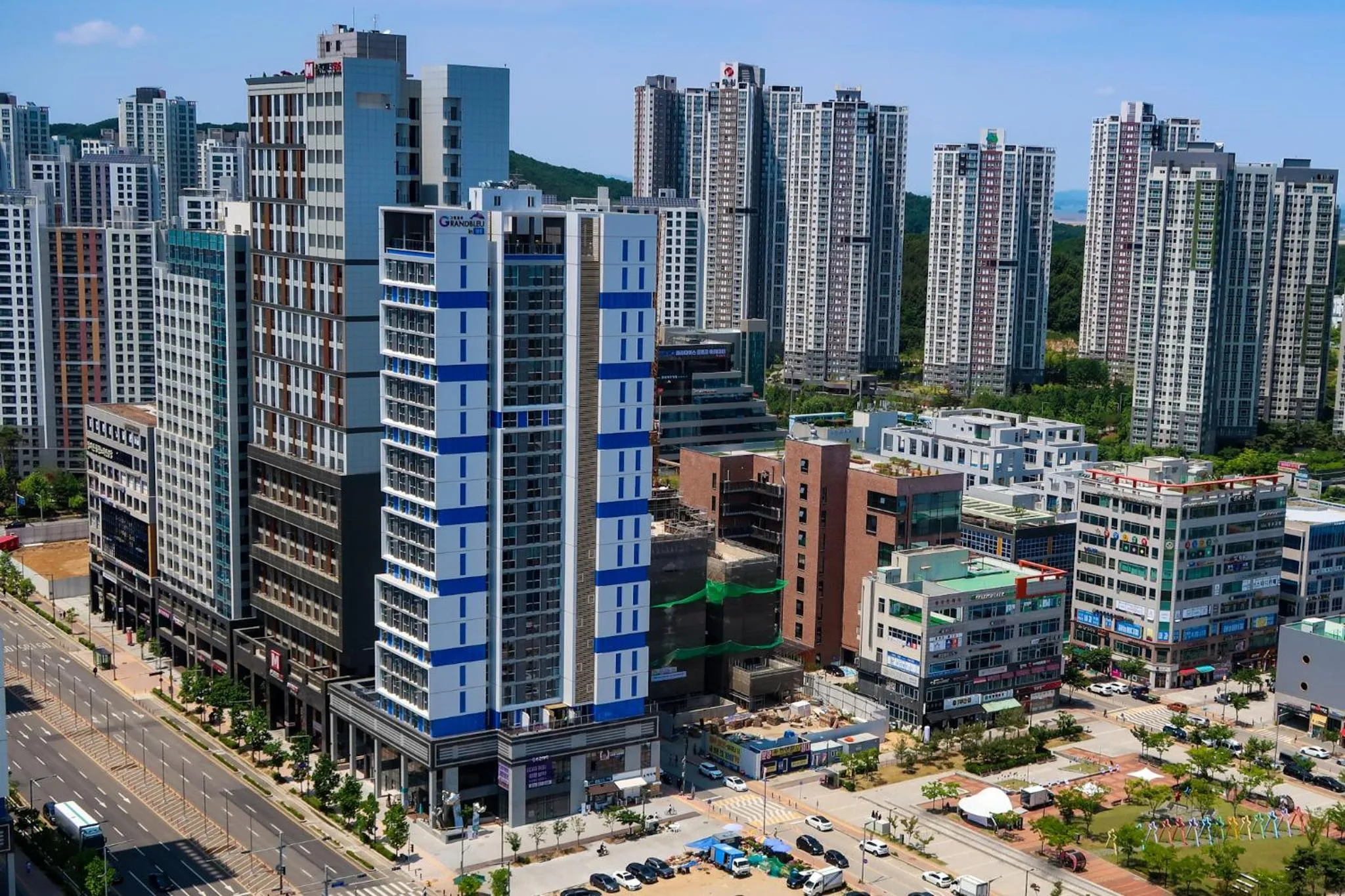 Property building in Grand Bleu Hotel & Residence