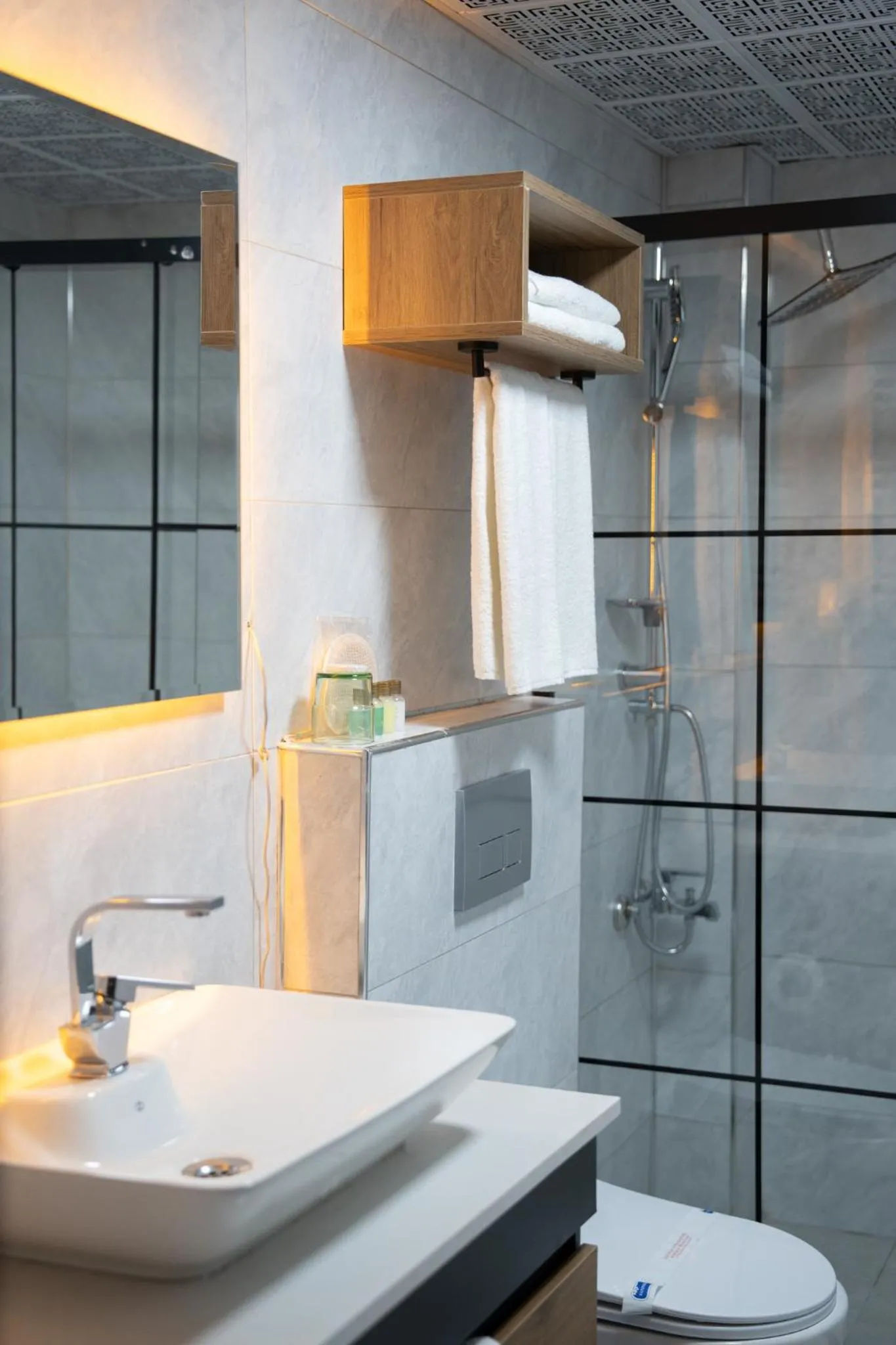 Shower in Lamore Hotel