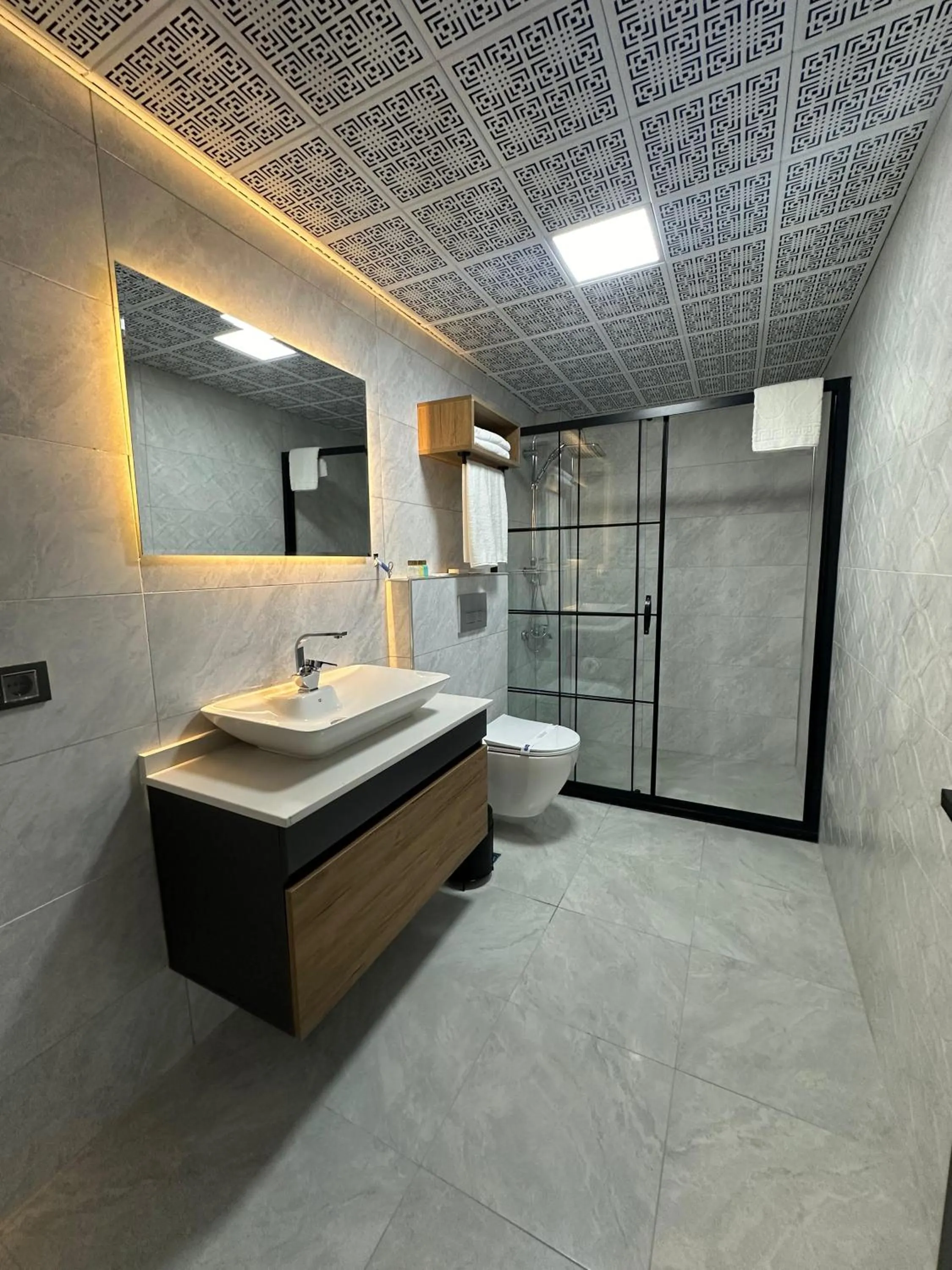 Bathroom in Lamore Hotel