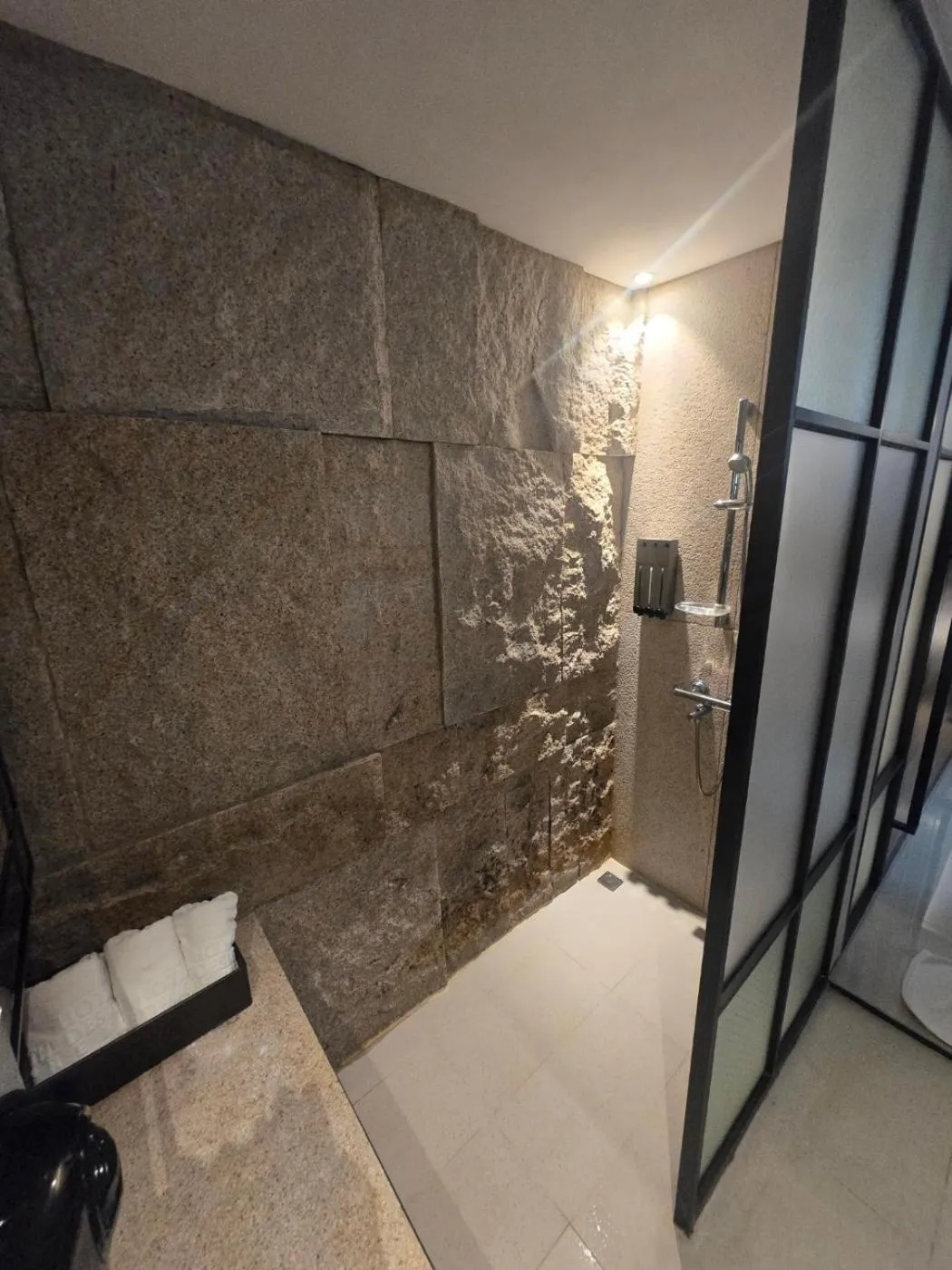 Shower in Hotel The Designers Premier Seongsu and Konkuk Univ