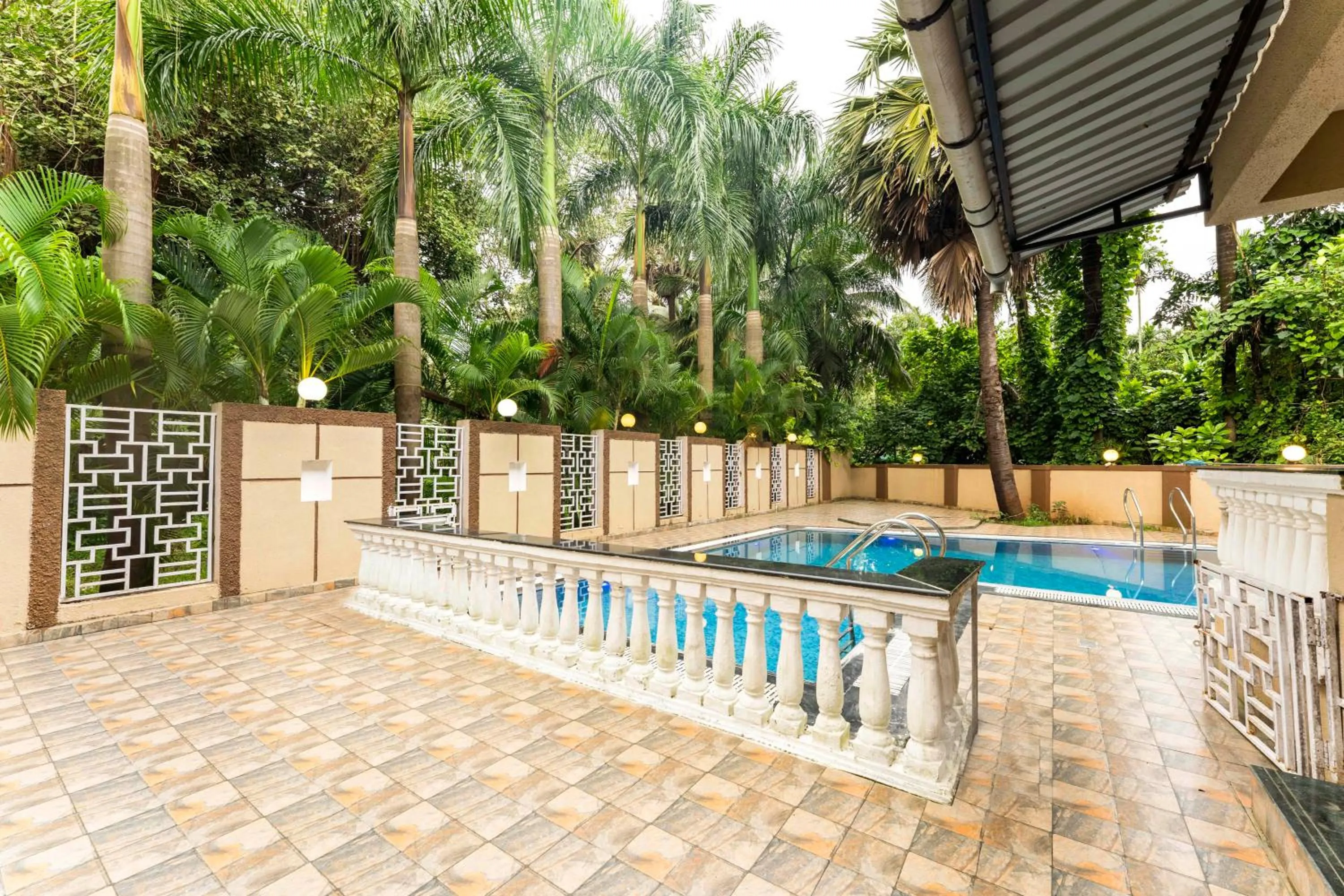 Swimming pool in Treebo Blue Roof, Kelwa