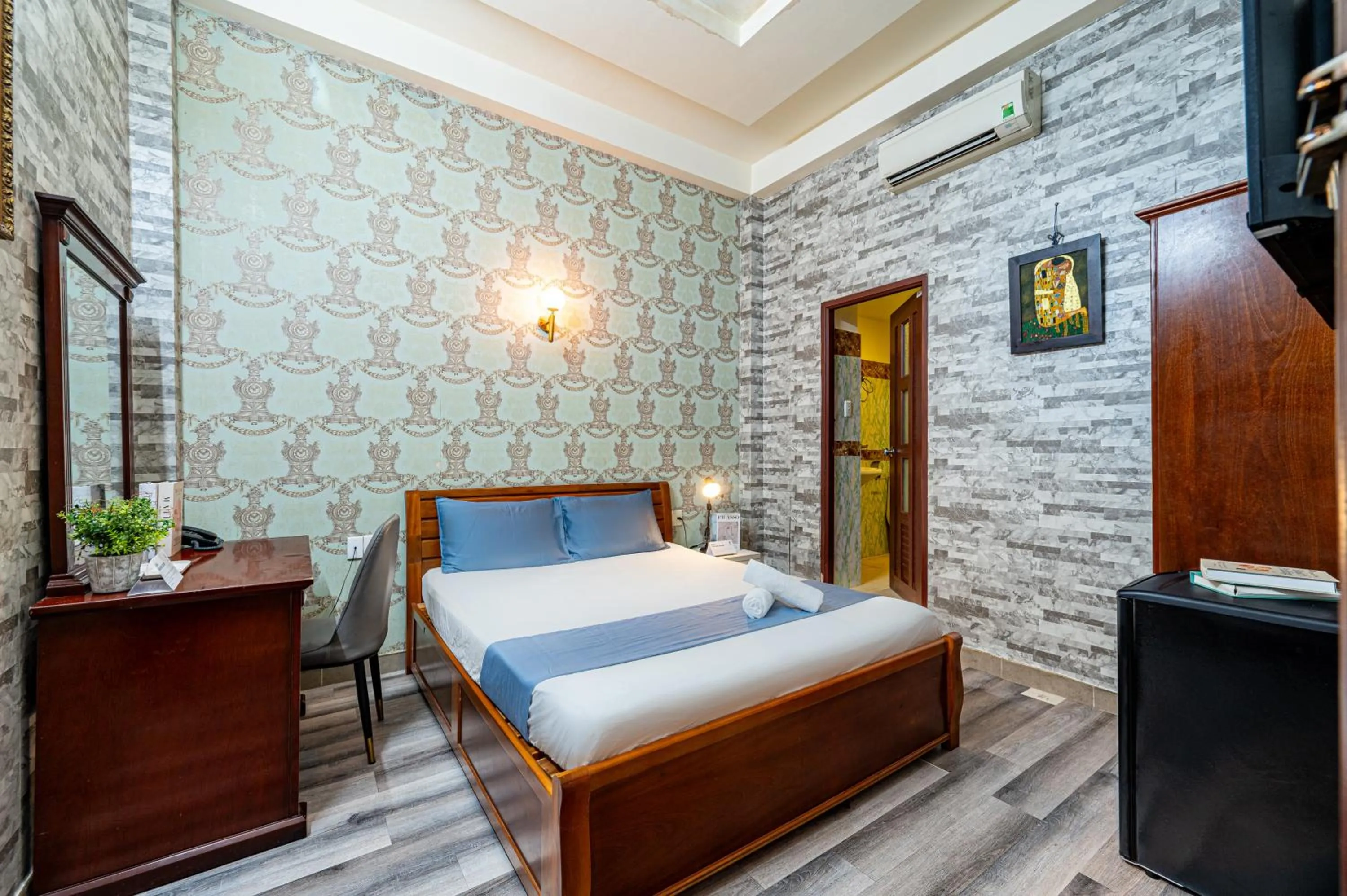 Bed in Hoàng Long Hotel By Cozrum