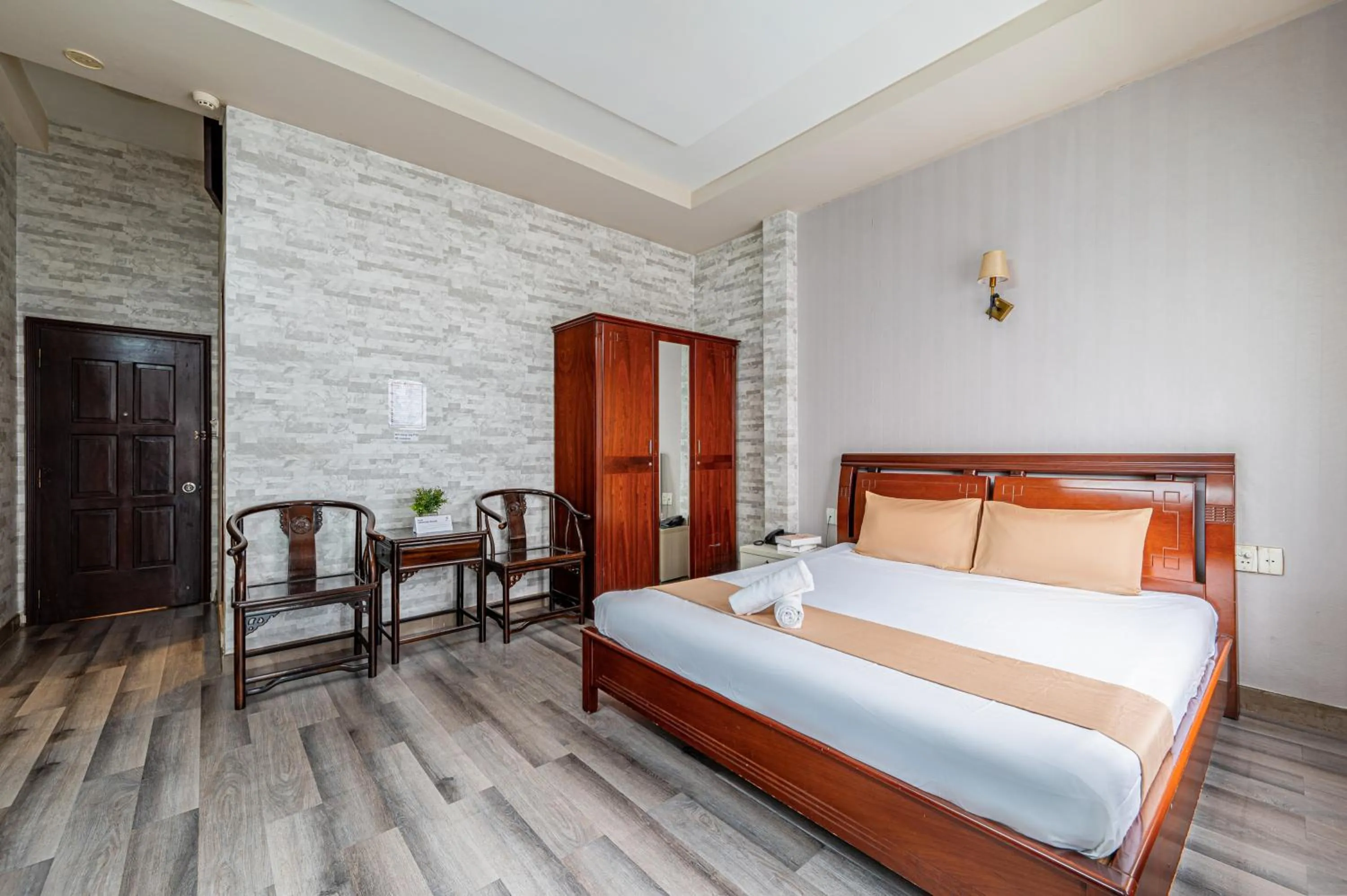 Bed in Hoàng Long Hotel By Cozrum