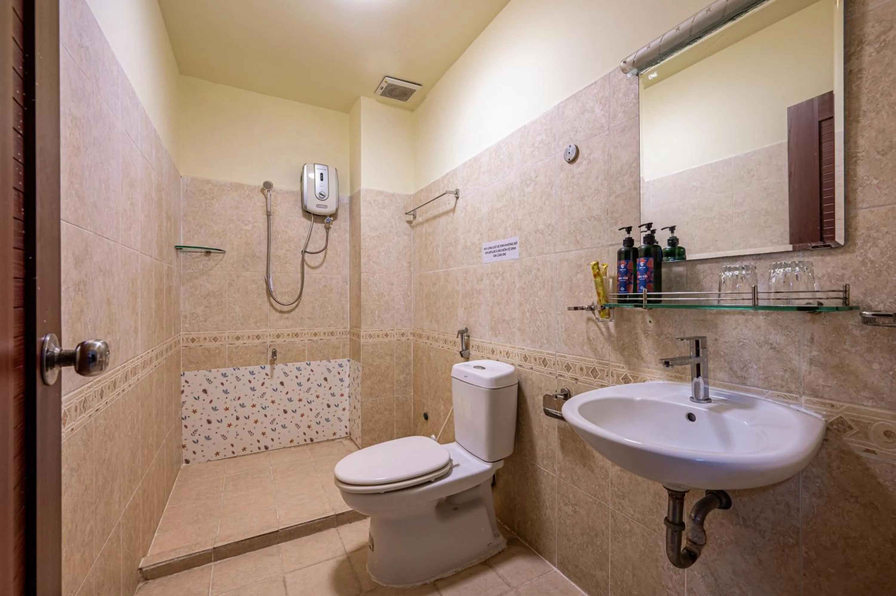 Shower in Hoàng Long Hotel By Cozrum