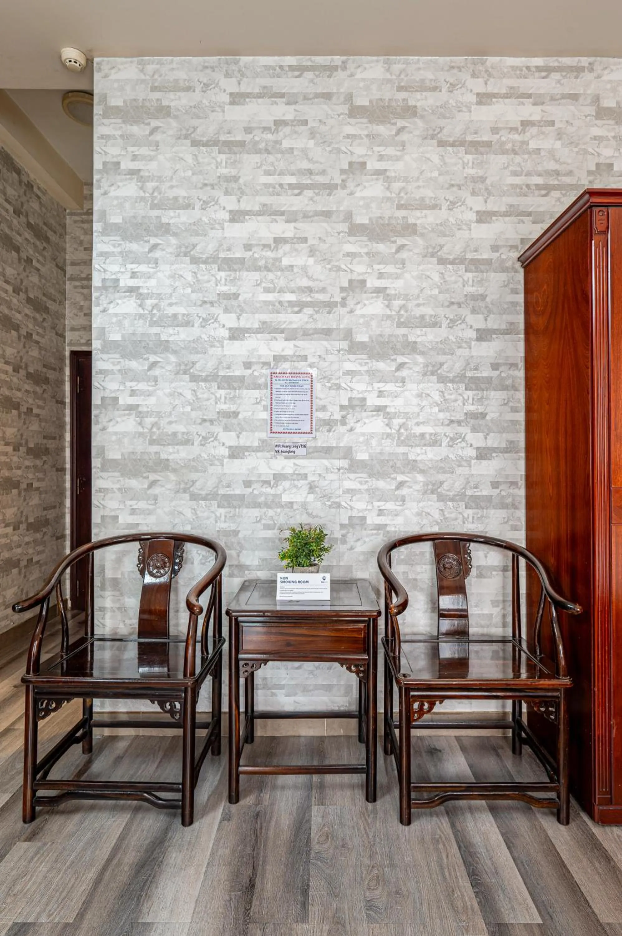Living room in Hoàng Long Hotel By Cozrum