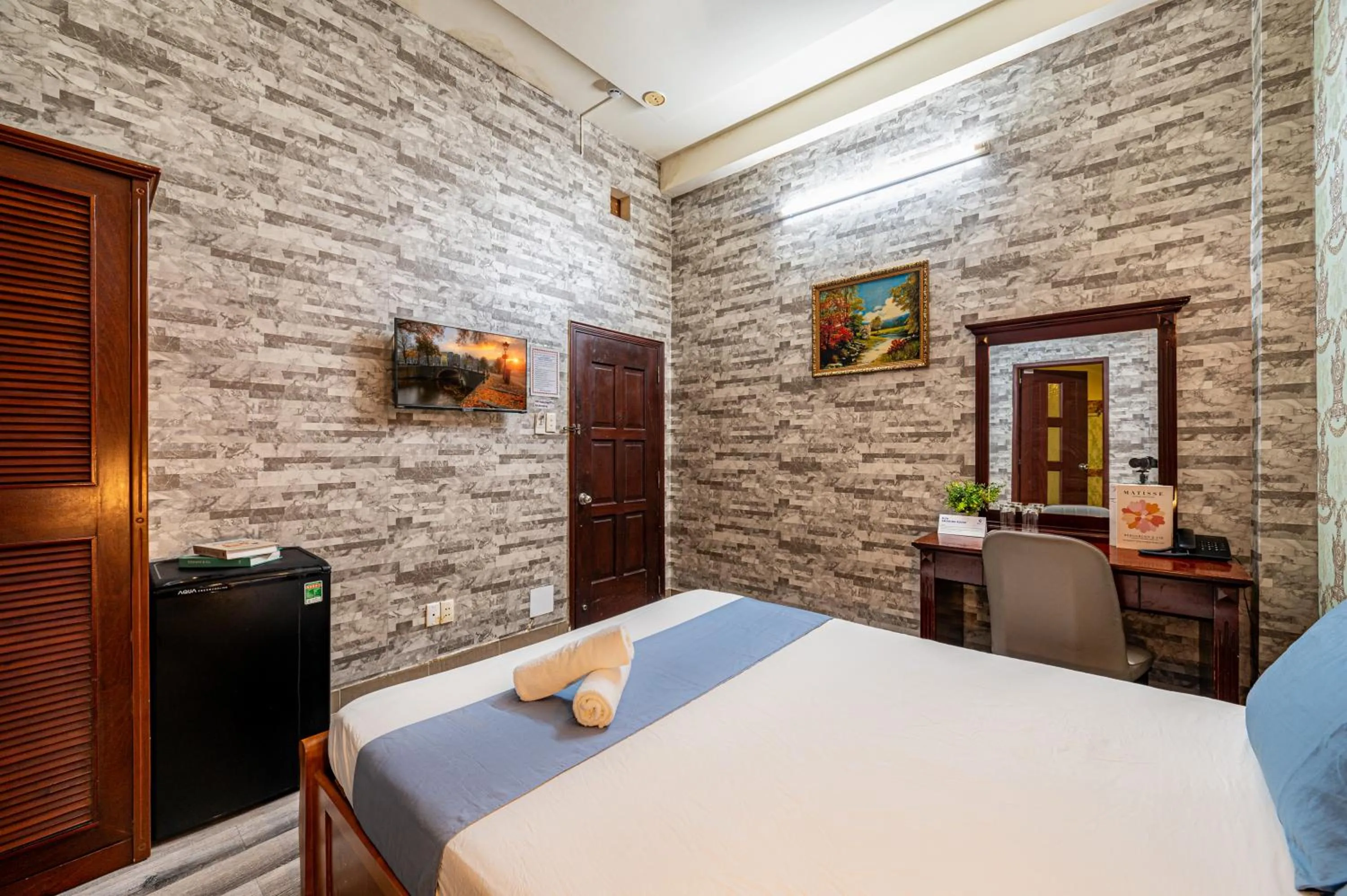 Bed in Hoàng Long Hotel By Cozrum