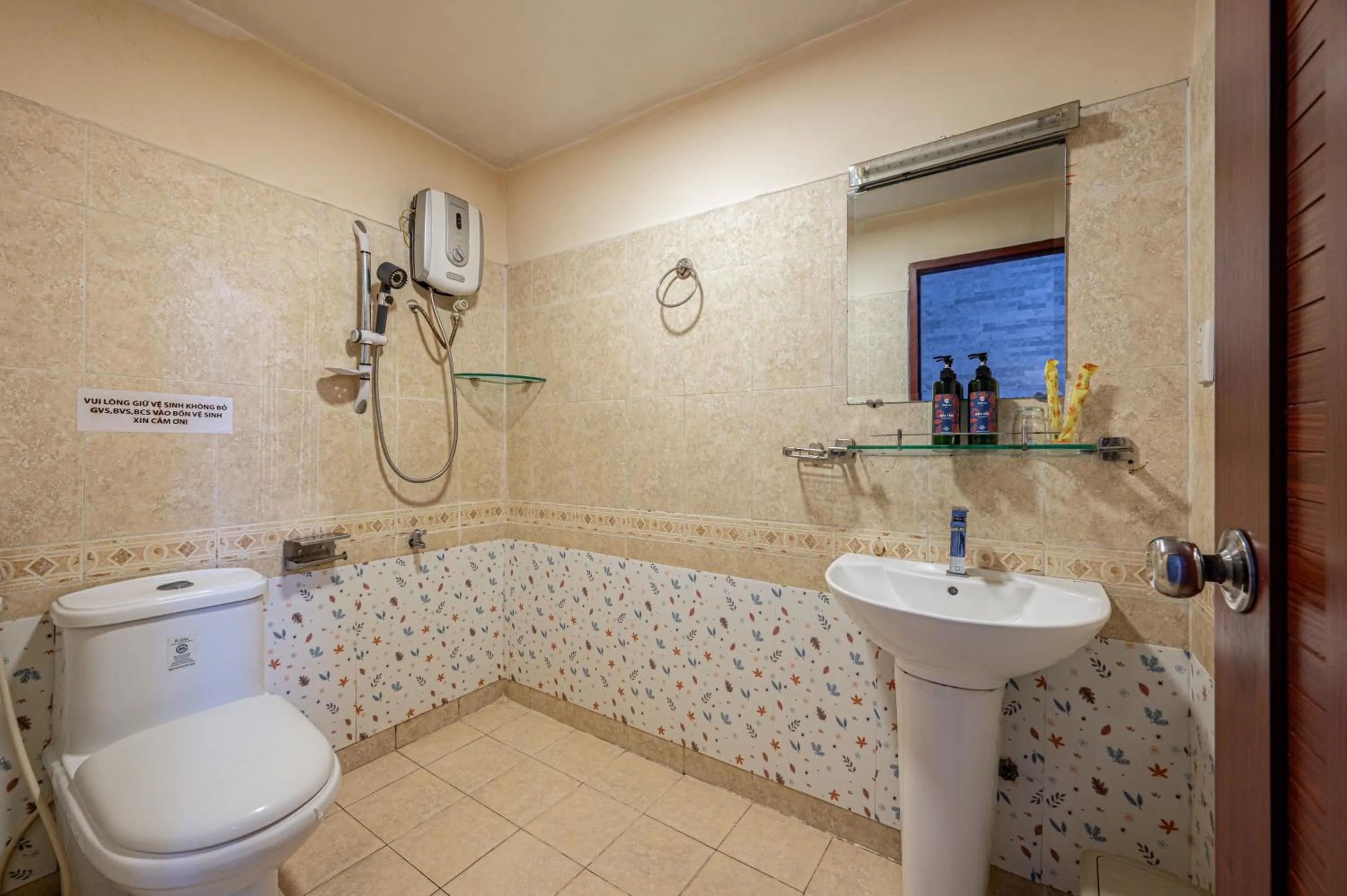 Shower in Hoàng Long Hotel By Cozrum