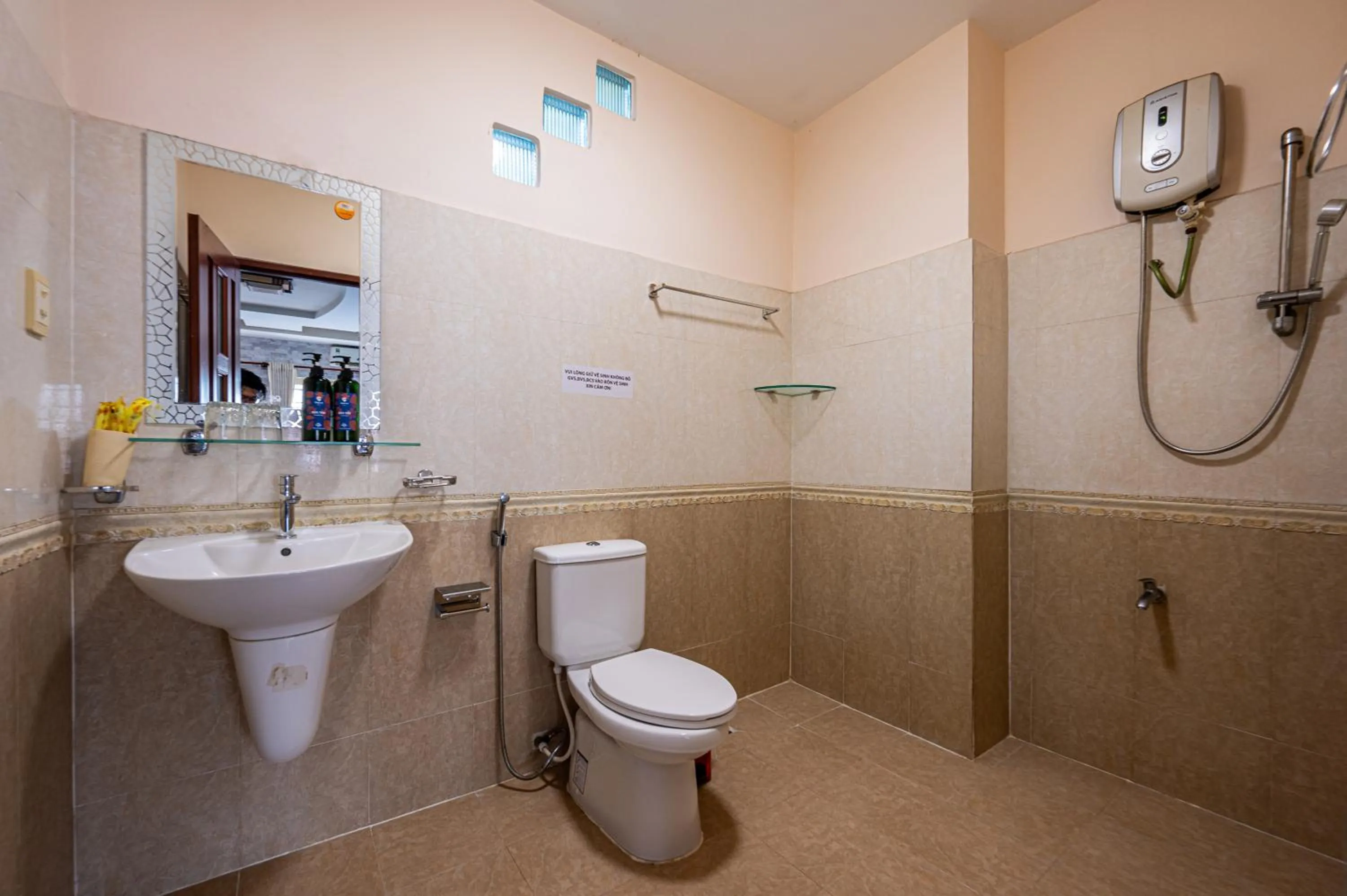 Shower in Hoàng Long Hotel By Cozrum