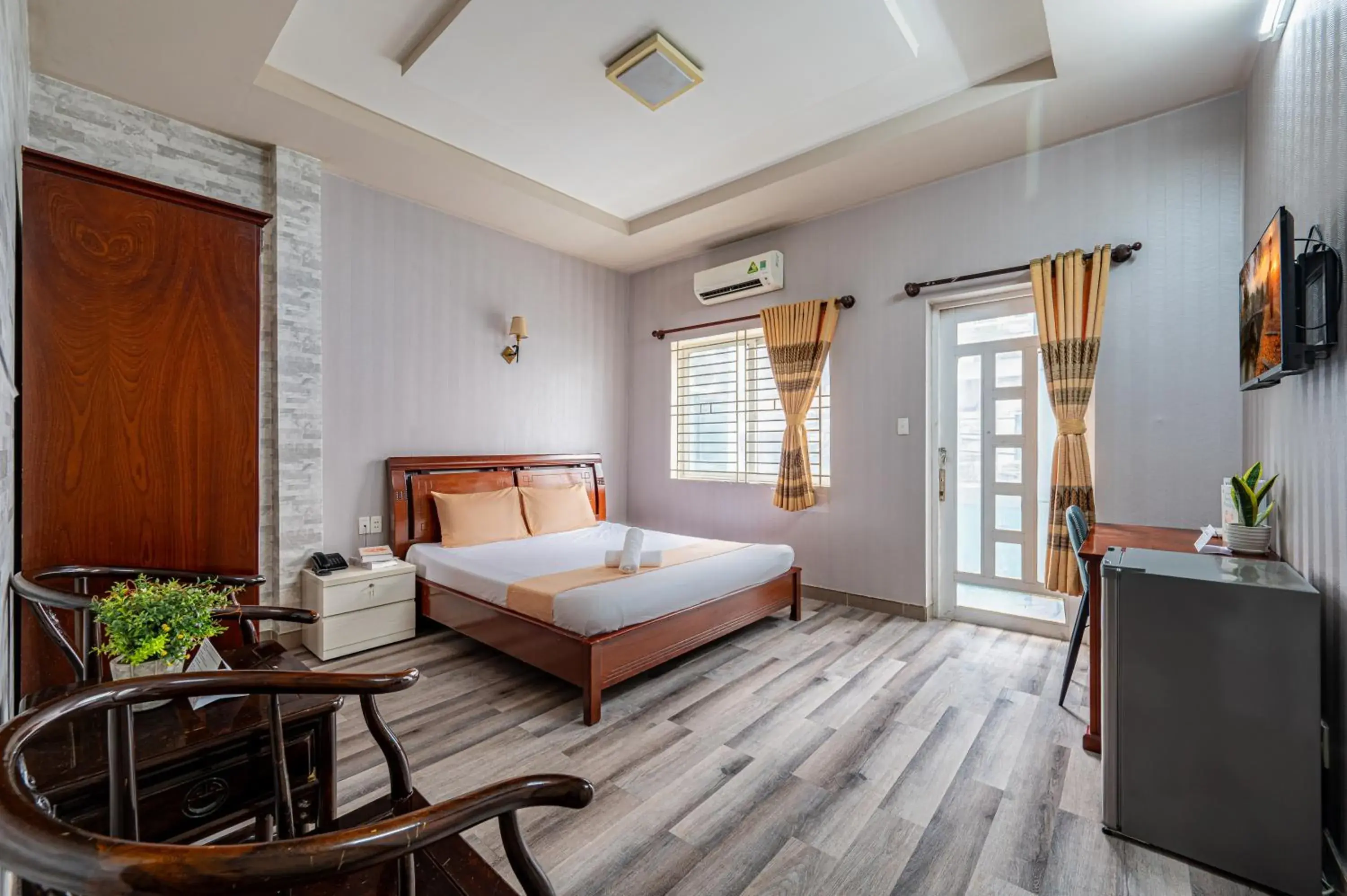 Superior Queen Room in Hoàng Long Hotel By Cozrum Superior Queen Room in Hoàng Long Hotel By Cozrum