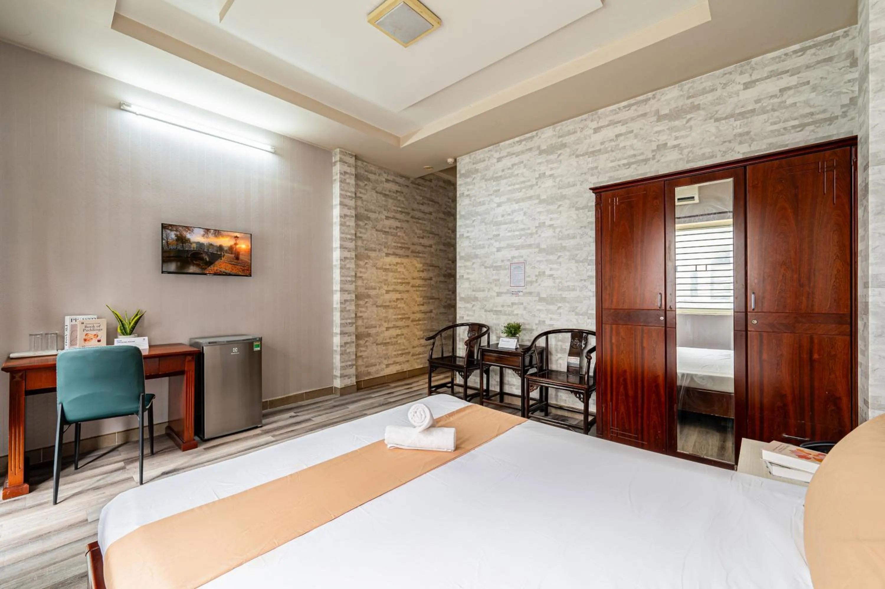 Bed in Hoàng Long Hotel By Cozrum