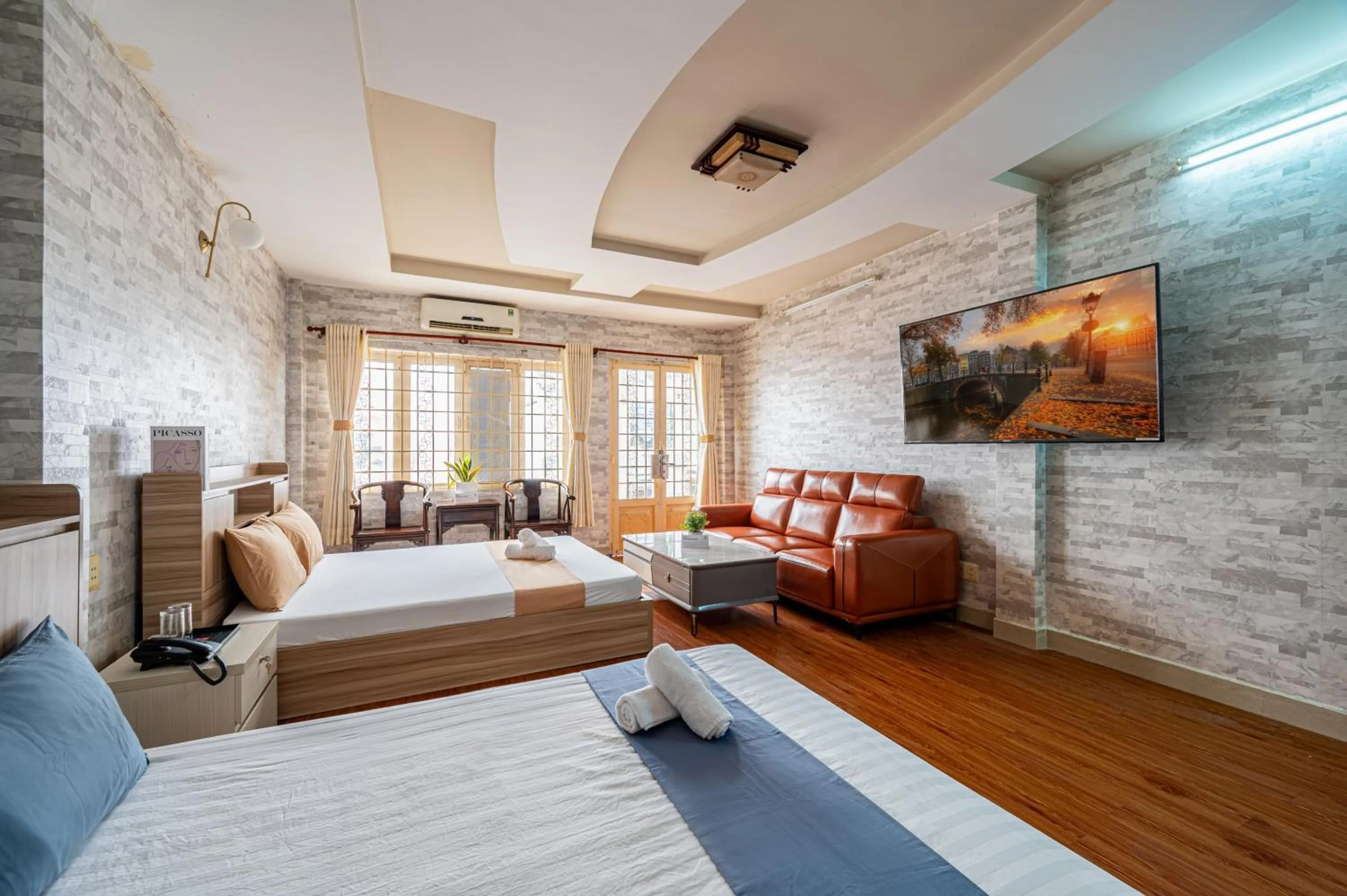 Communal lounge/ TV room in Hoàng Long Hotel By Cozrum