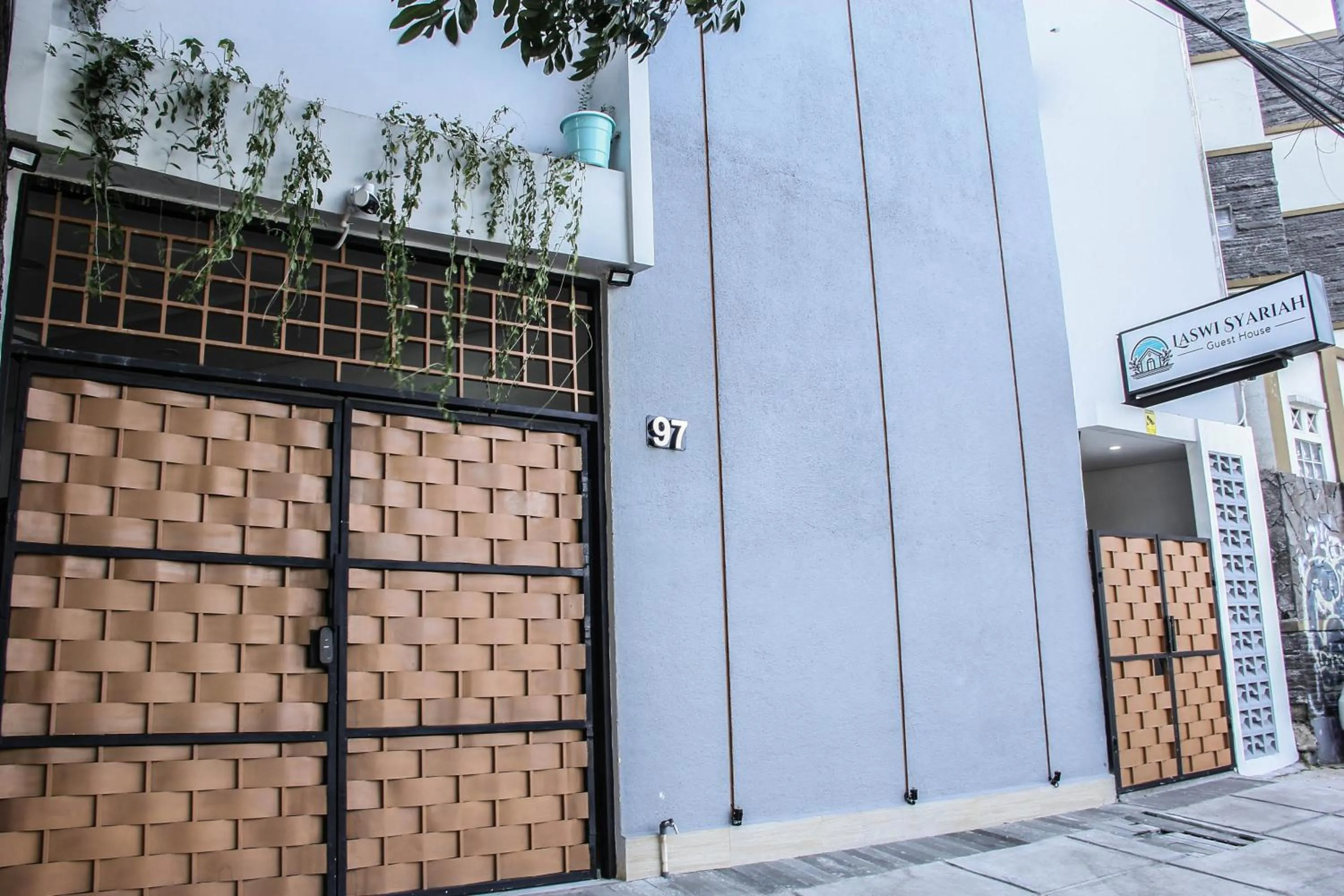 Facade/entrance in Laswi Syariah Guest House