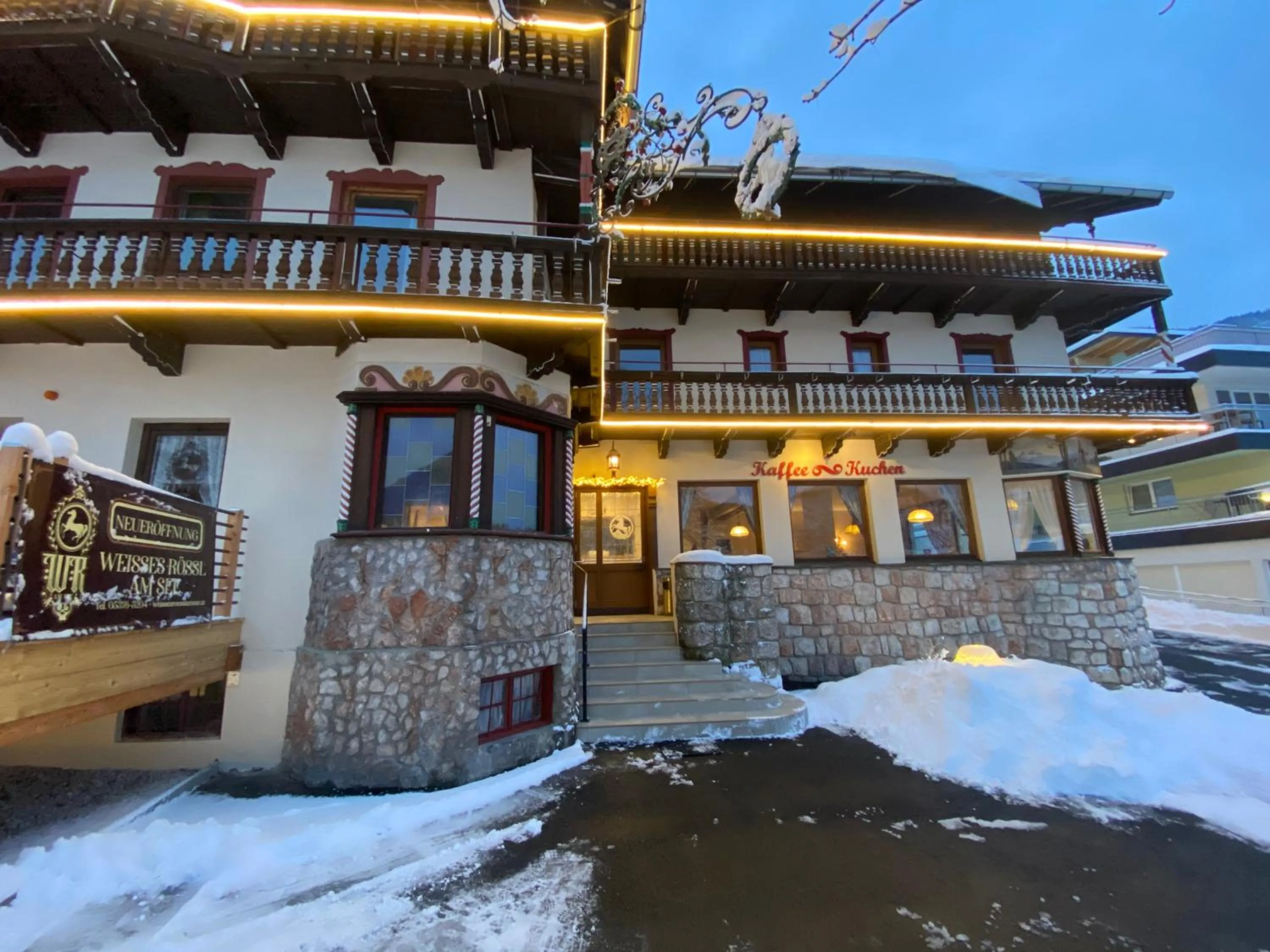 Property building in Weisses Rössl am See