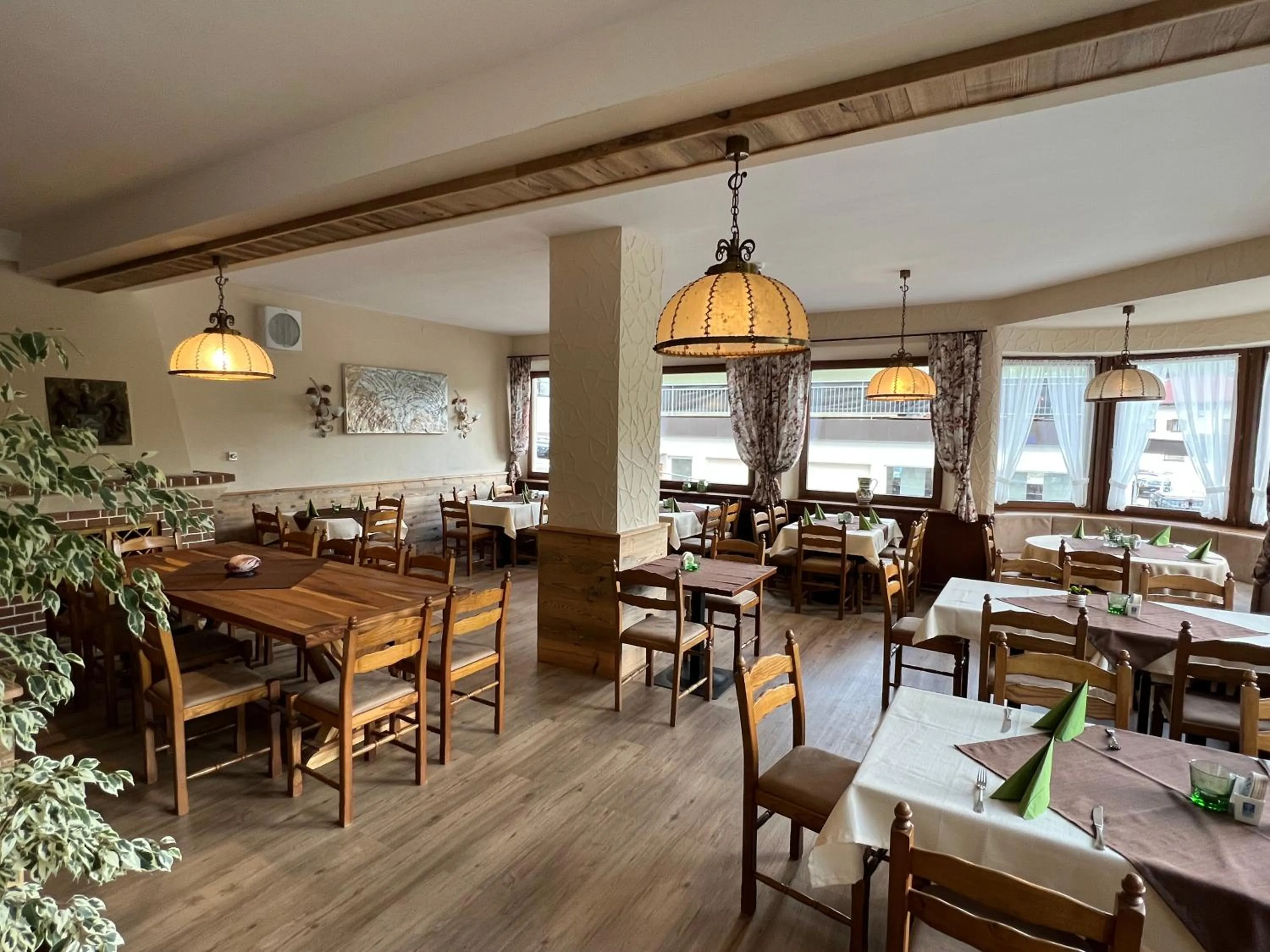 Restaurant/places to eat in Weisses Rössl am See