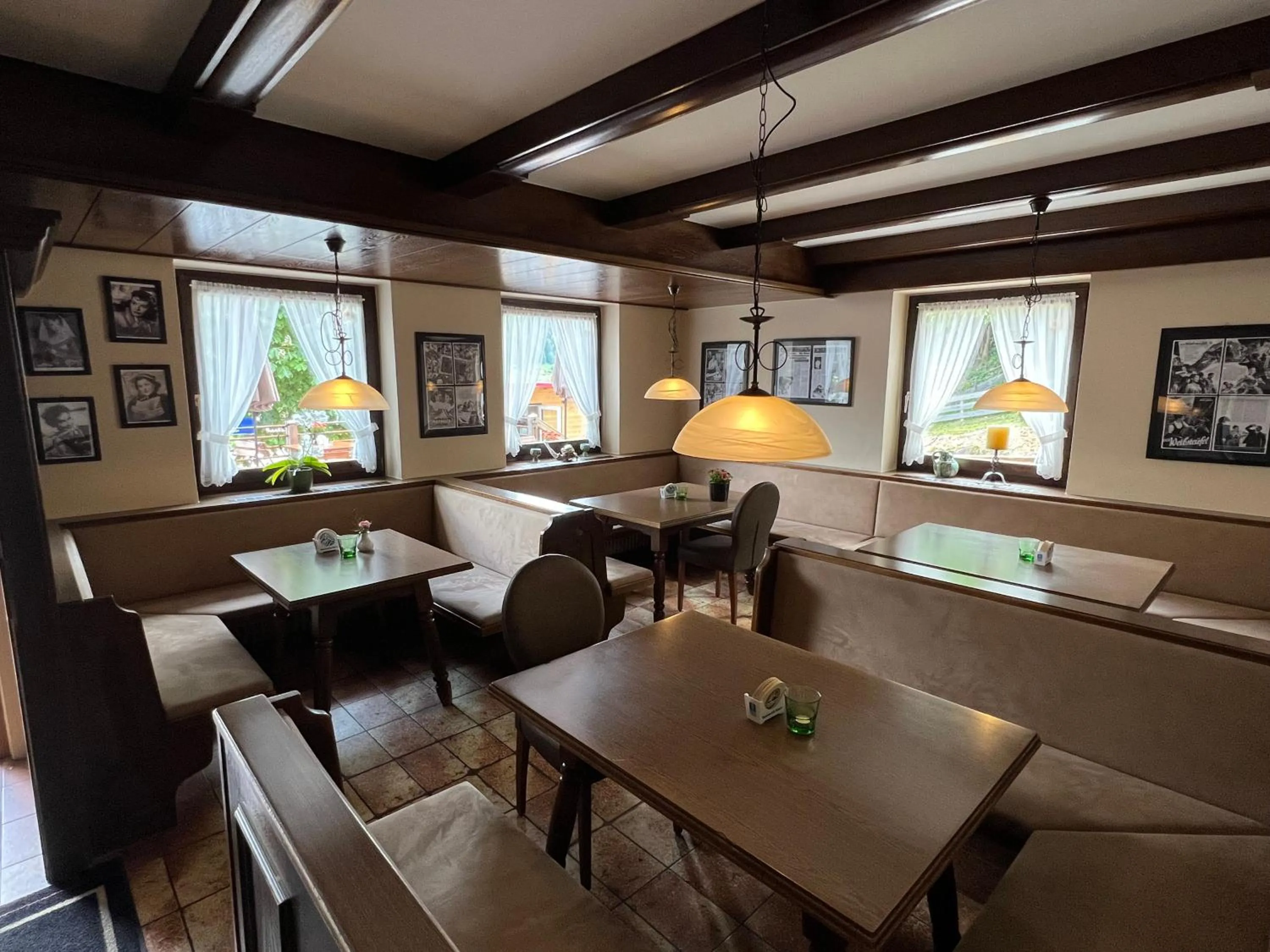 Restaurant/places to eat in Weisses Rössl am See