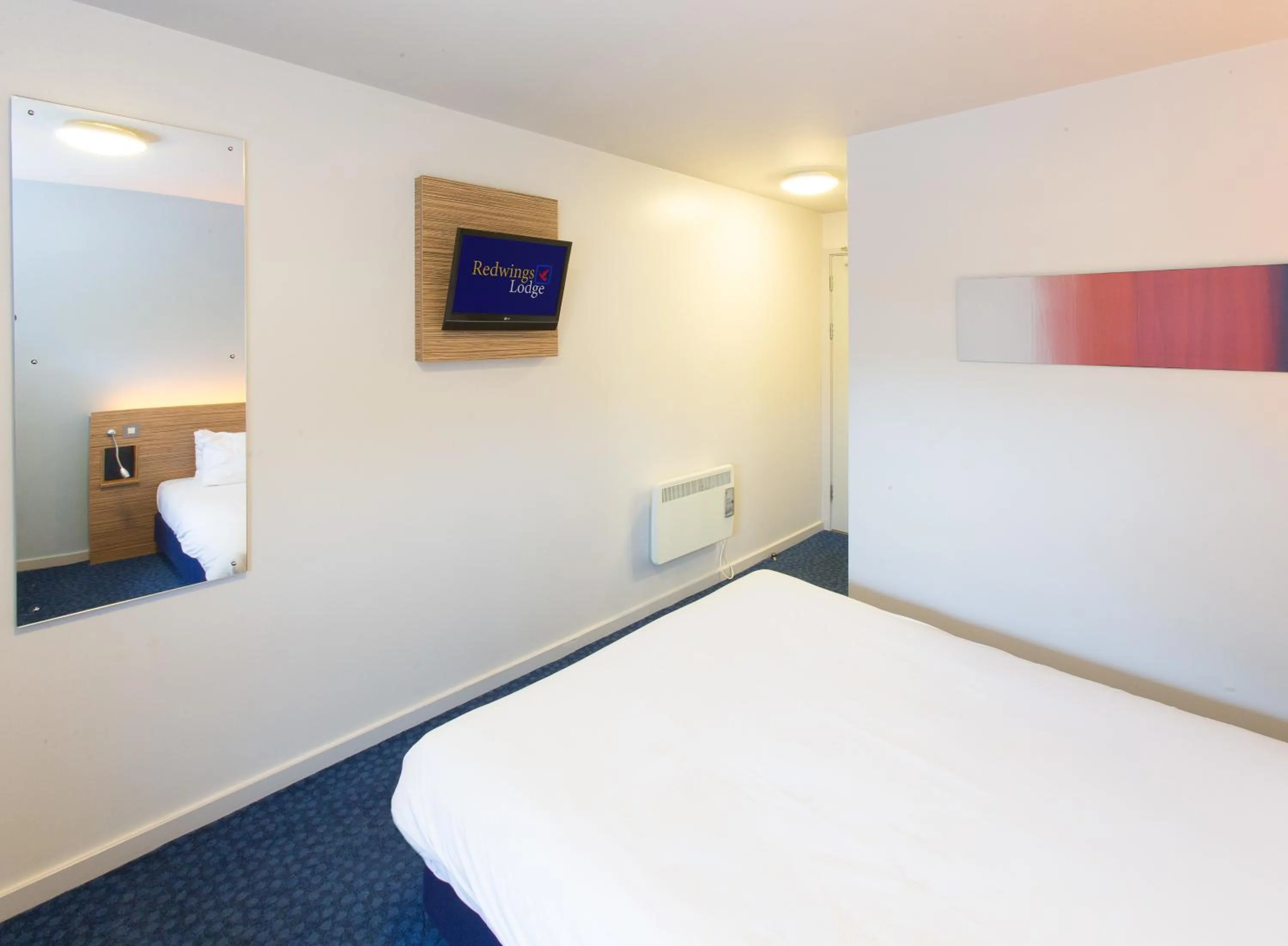 Photo of the whole room, Bed in Redwings Lodge Wolverhampton Central