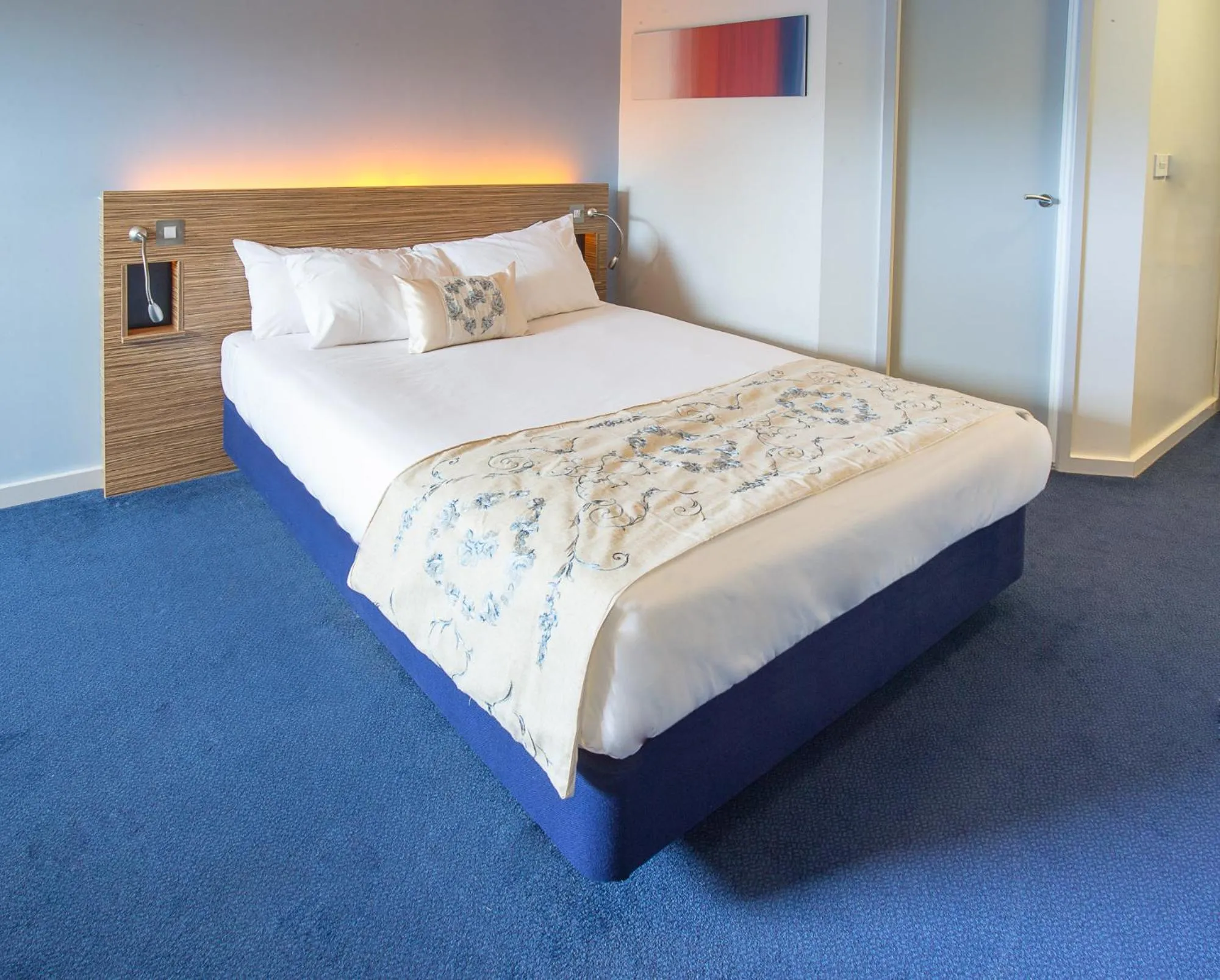 Bed in Redwings Lodge Wolverhampton Central