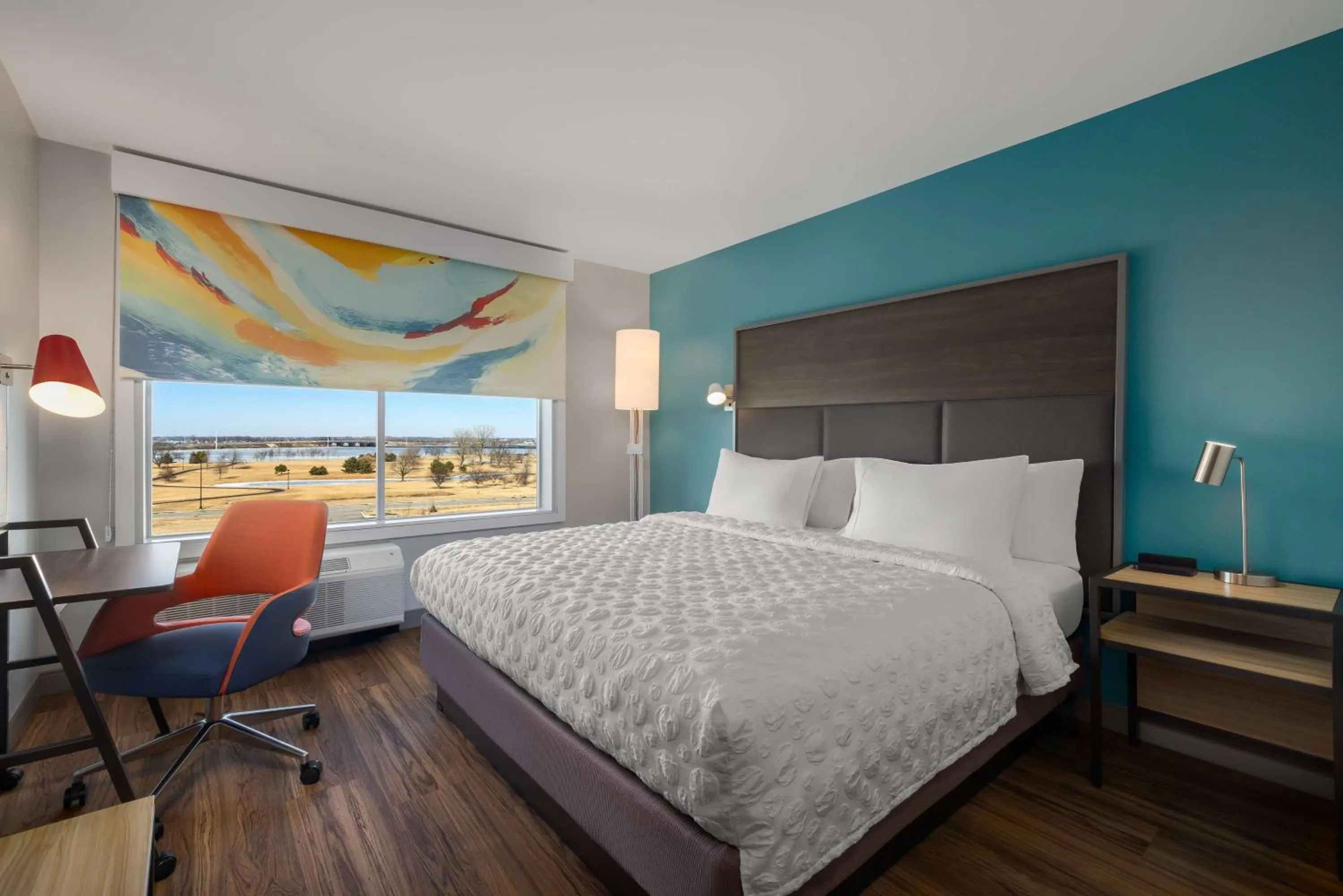 Bedroom, Bed in Tru By Hilton Oshkosh