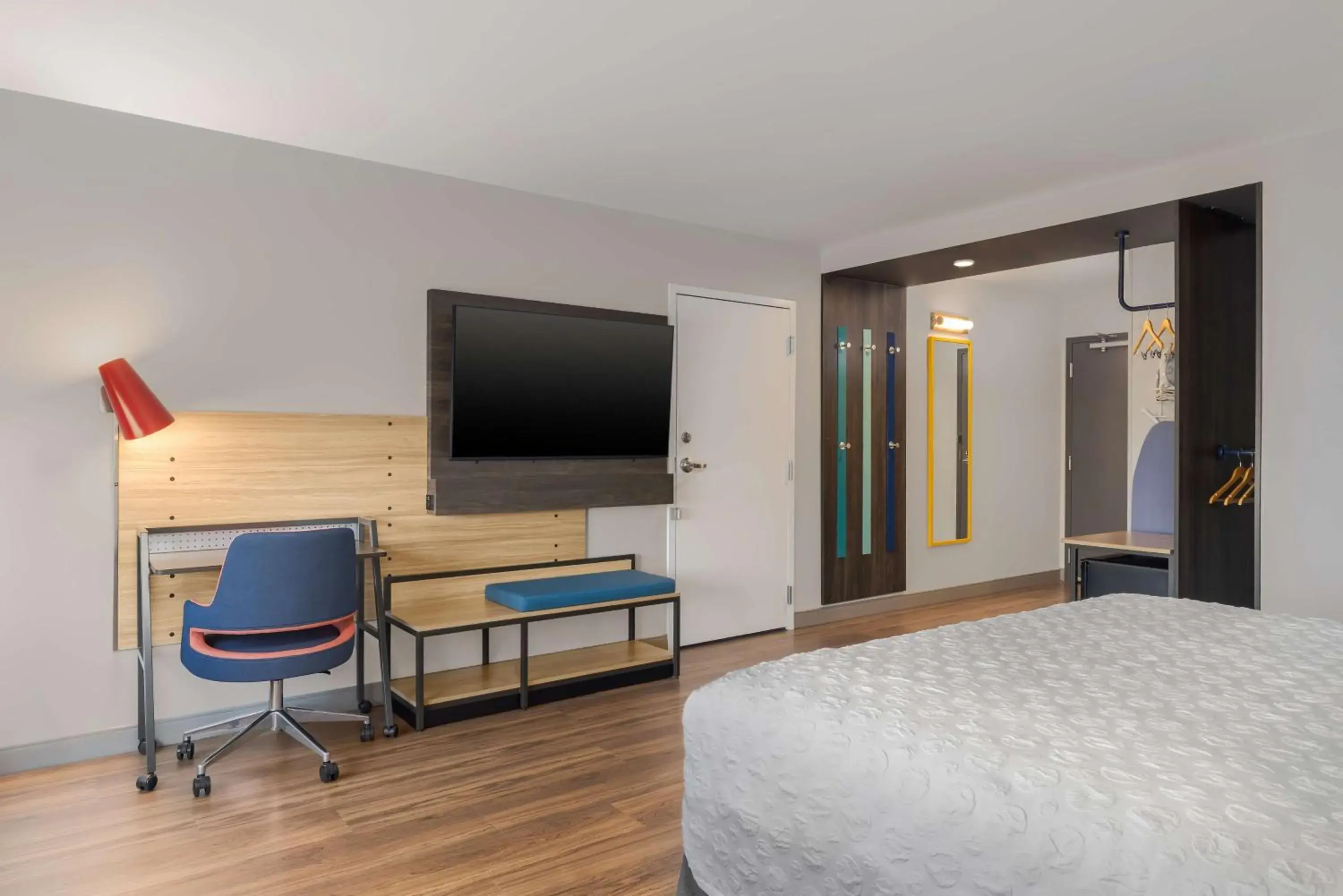 King Room with Bath Tub - Mobility Access in Tru By Hilton Oshkosh King Room with Bath Tub - Mobility Access in Tru By Hilton Oshkosh