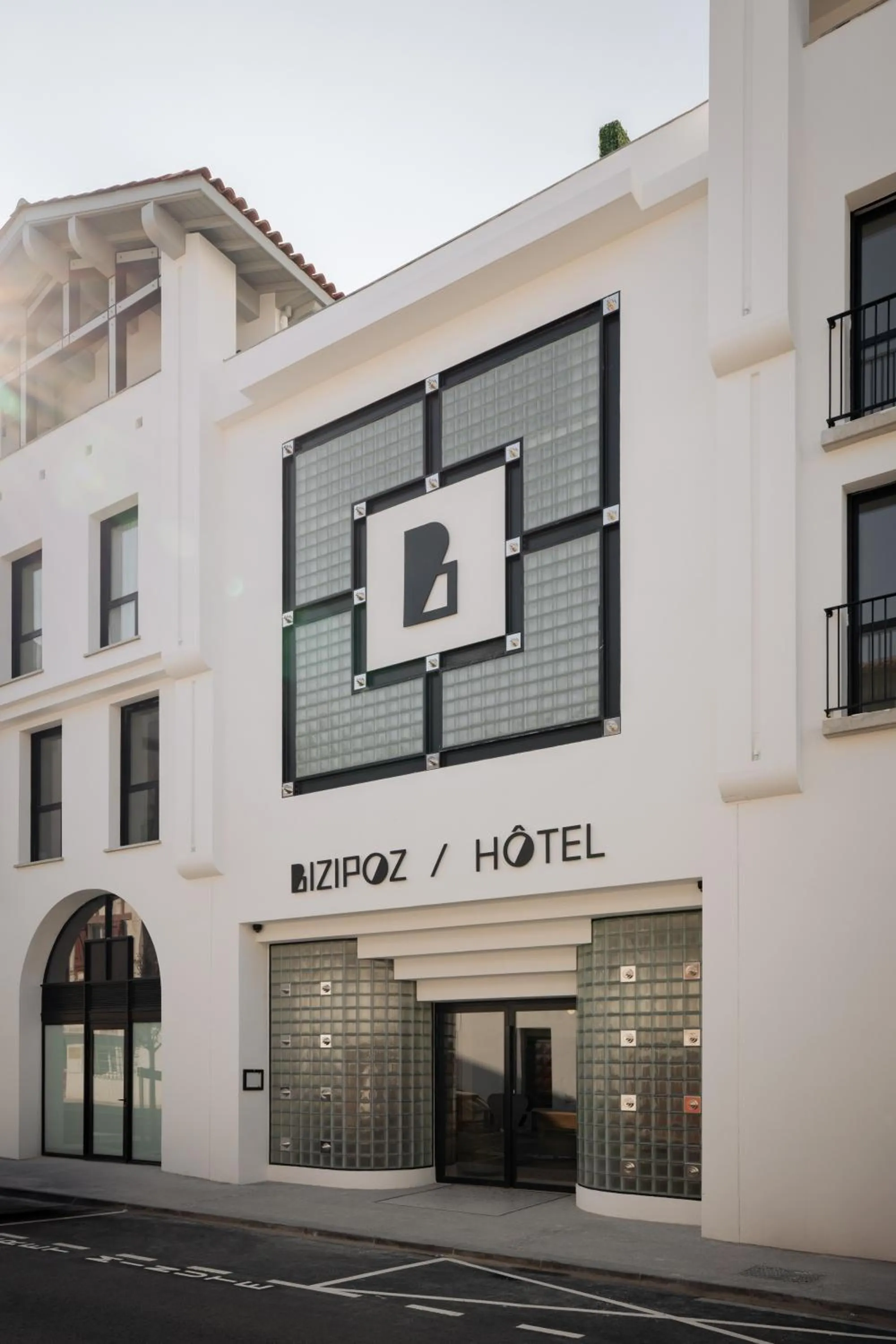 Property building in Bizipoz Hôtel