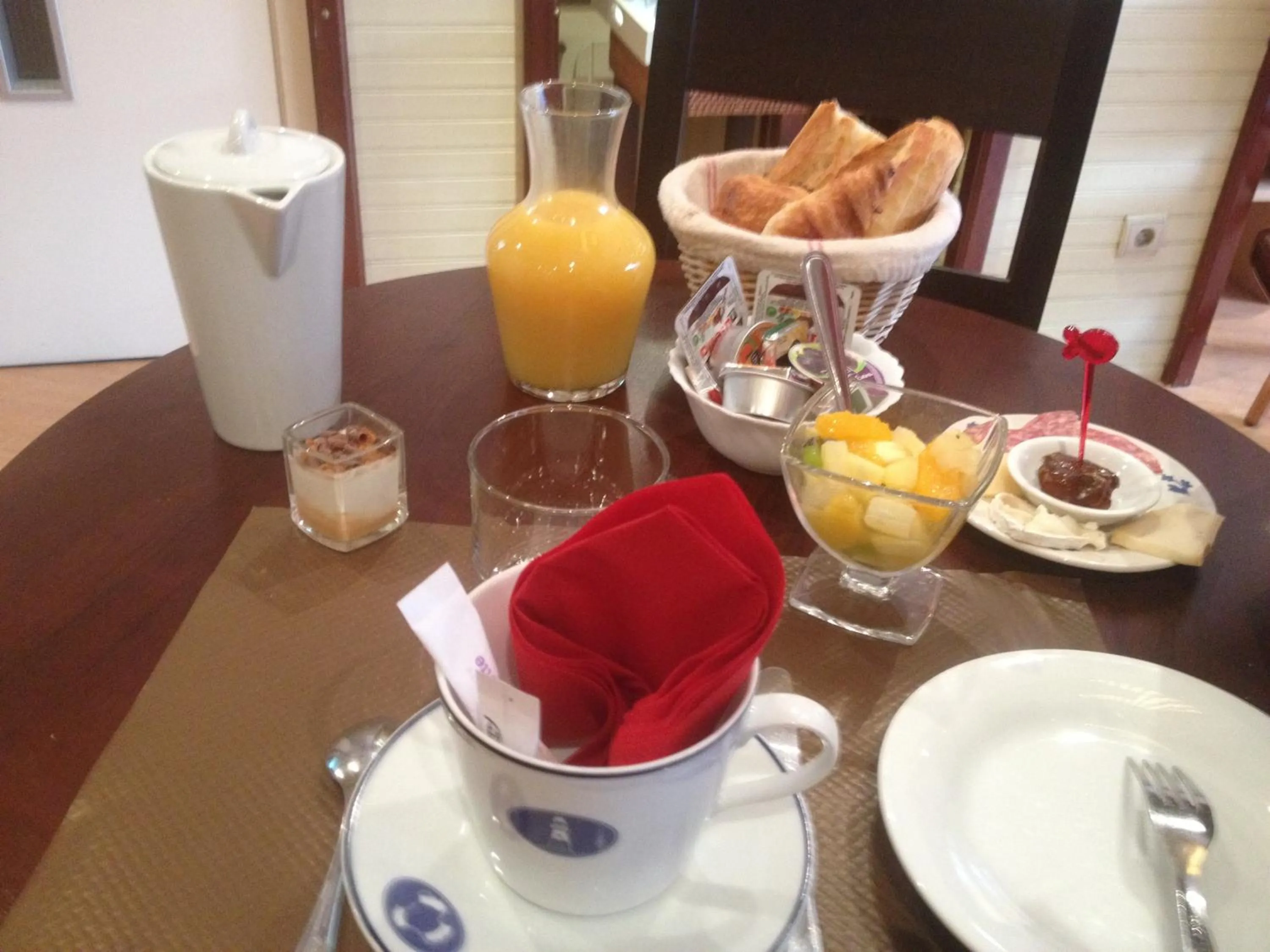Continental breakfast in Hôtel San Pedro
